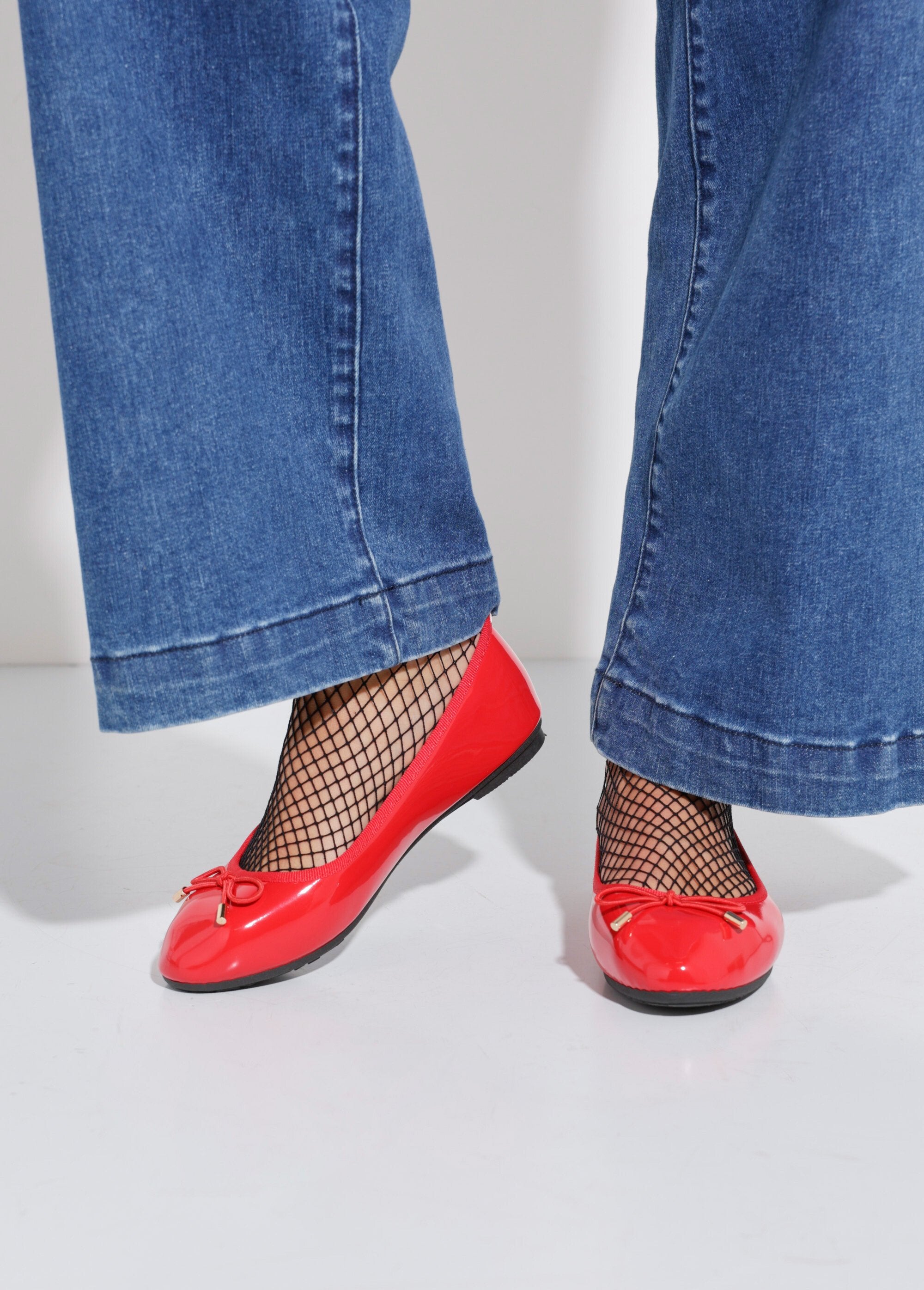 Patent_leather_flat_ballerinas_with_small_bow_Red_varnish_SF1_slim