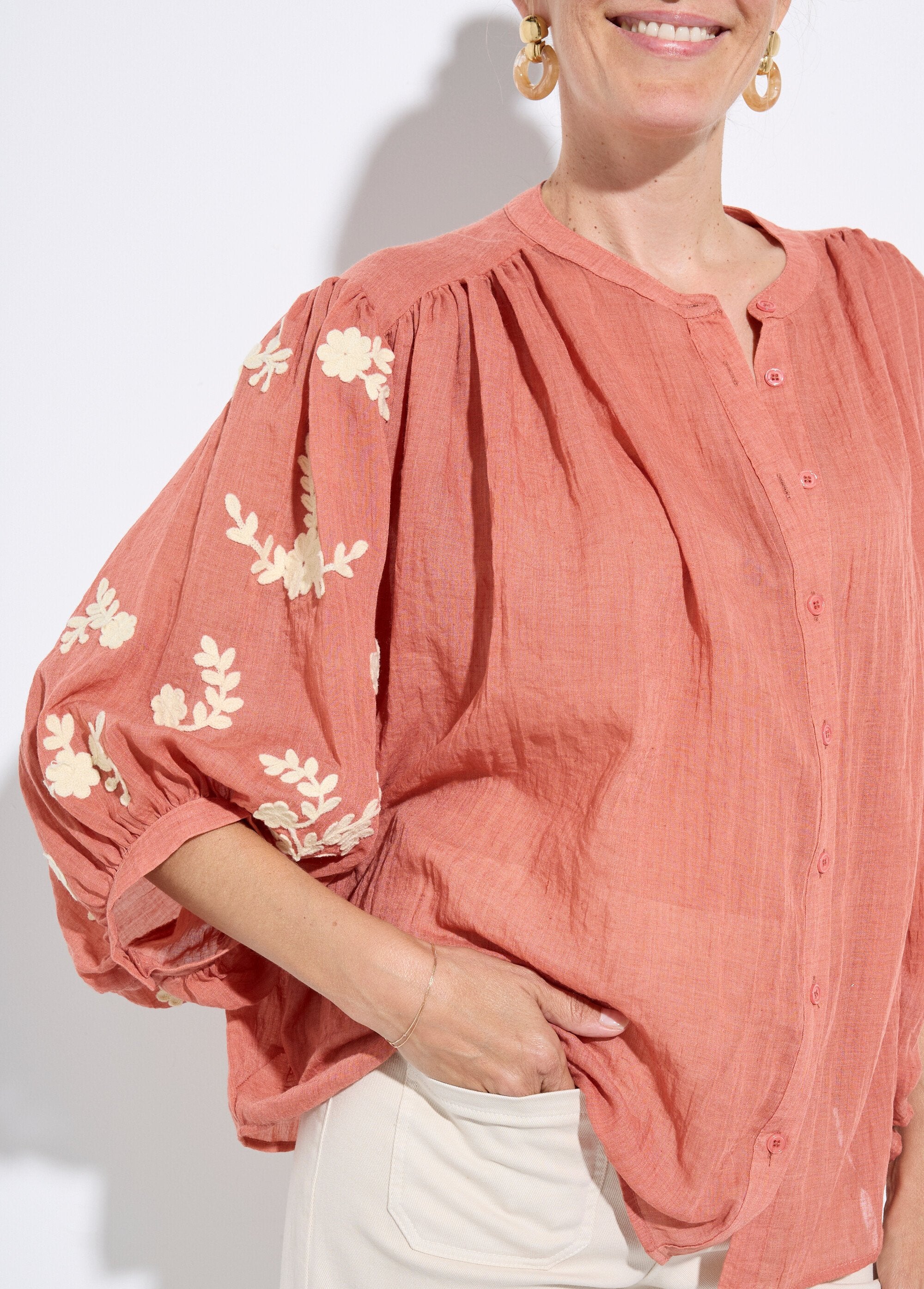 Chambray_blouse_with_contrasting_embroidery_Brick_DE1_slim