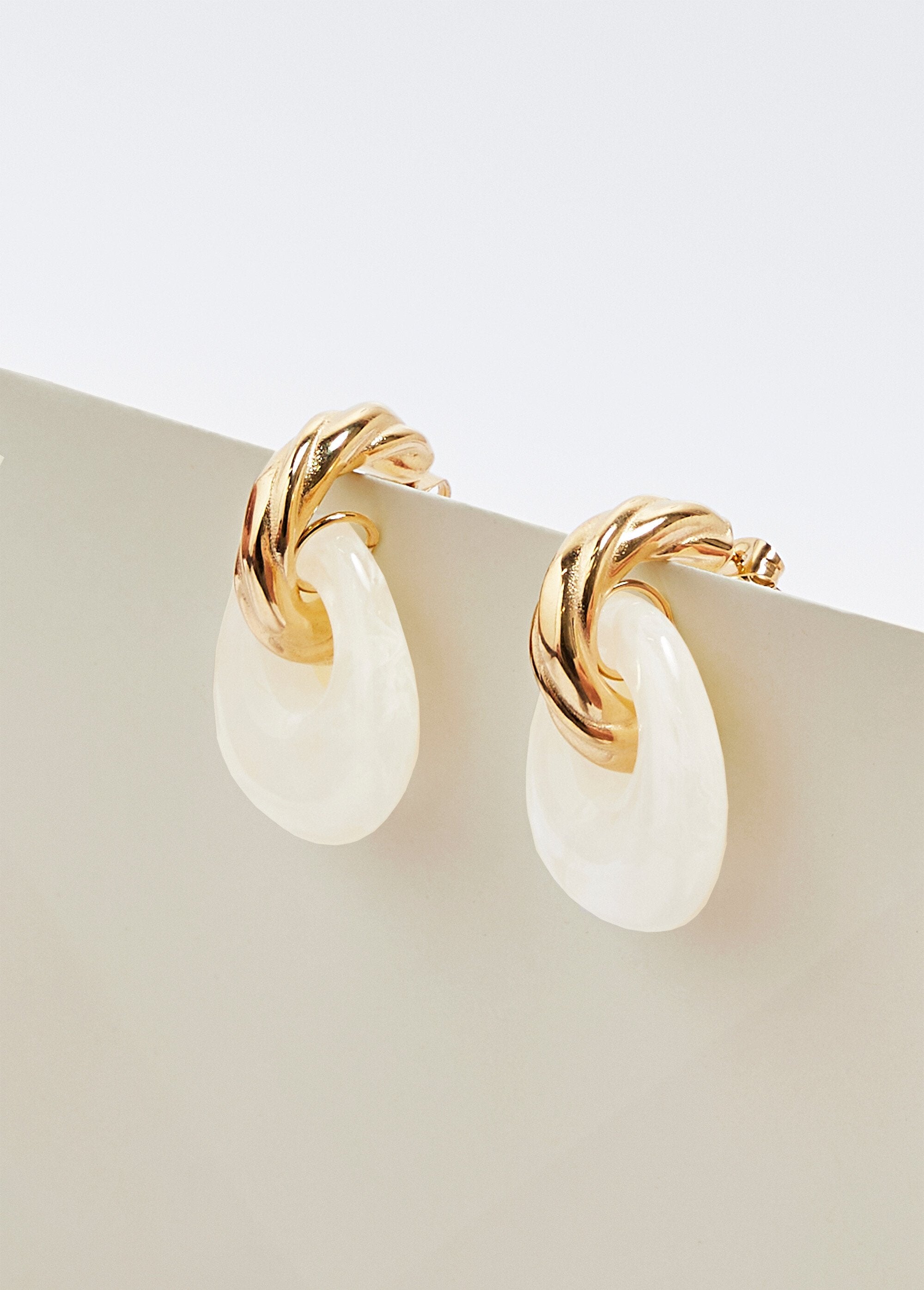 Stainless_steel_twisted_earrings_with_pendant_Gold_and_white_DE1_slim