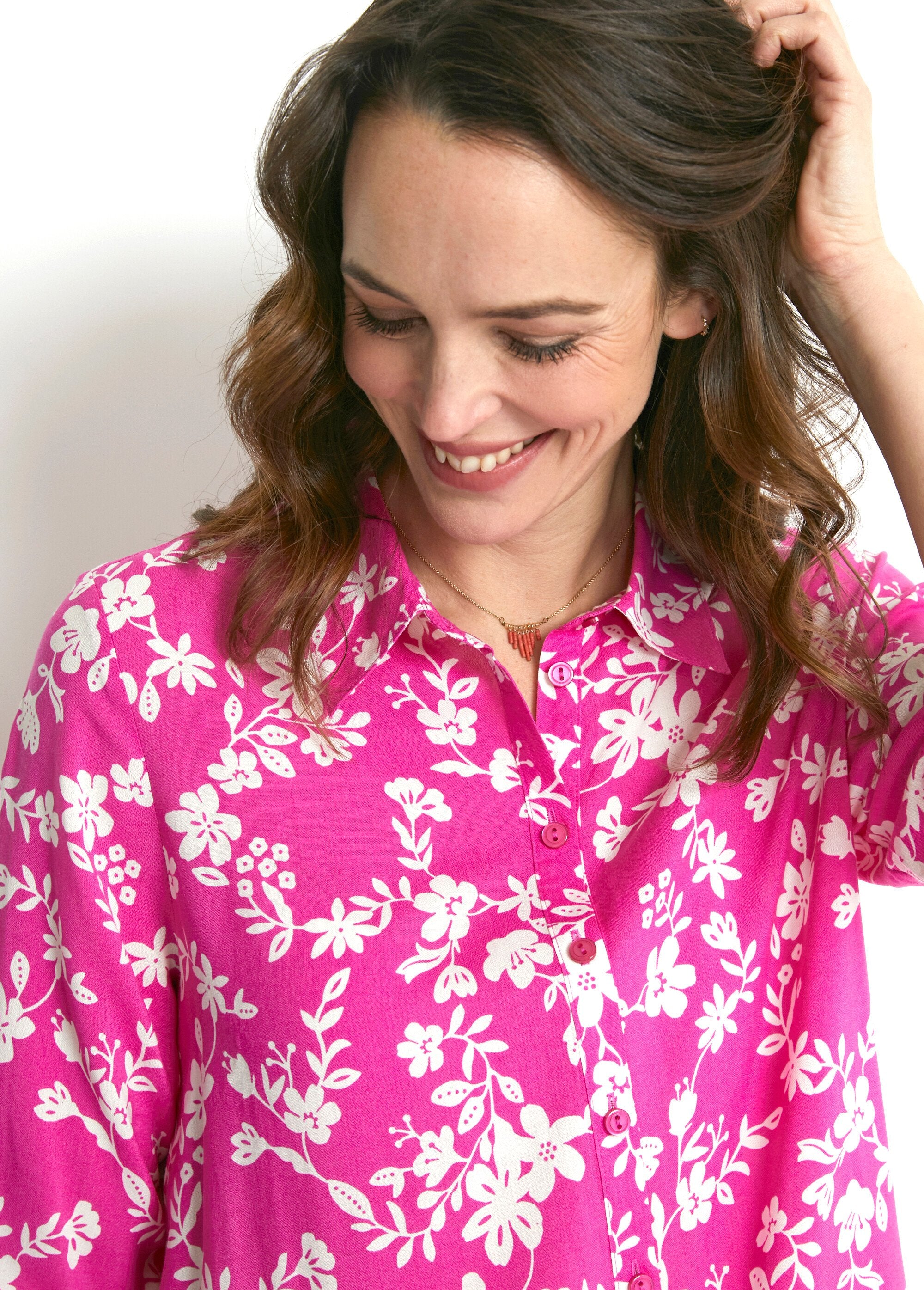 Printed_blouse_with_3/4_sleeves_and_longer_back_Fuchsia_and_white_DE1_slim