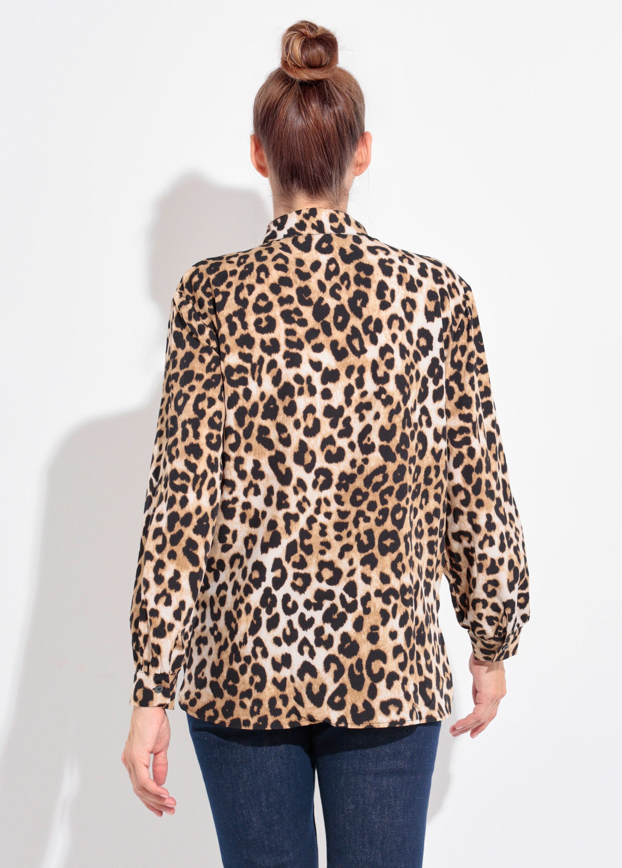 Flowing_leopard_blouse_with_tailored_collar_Leopard_DO1_slim