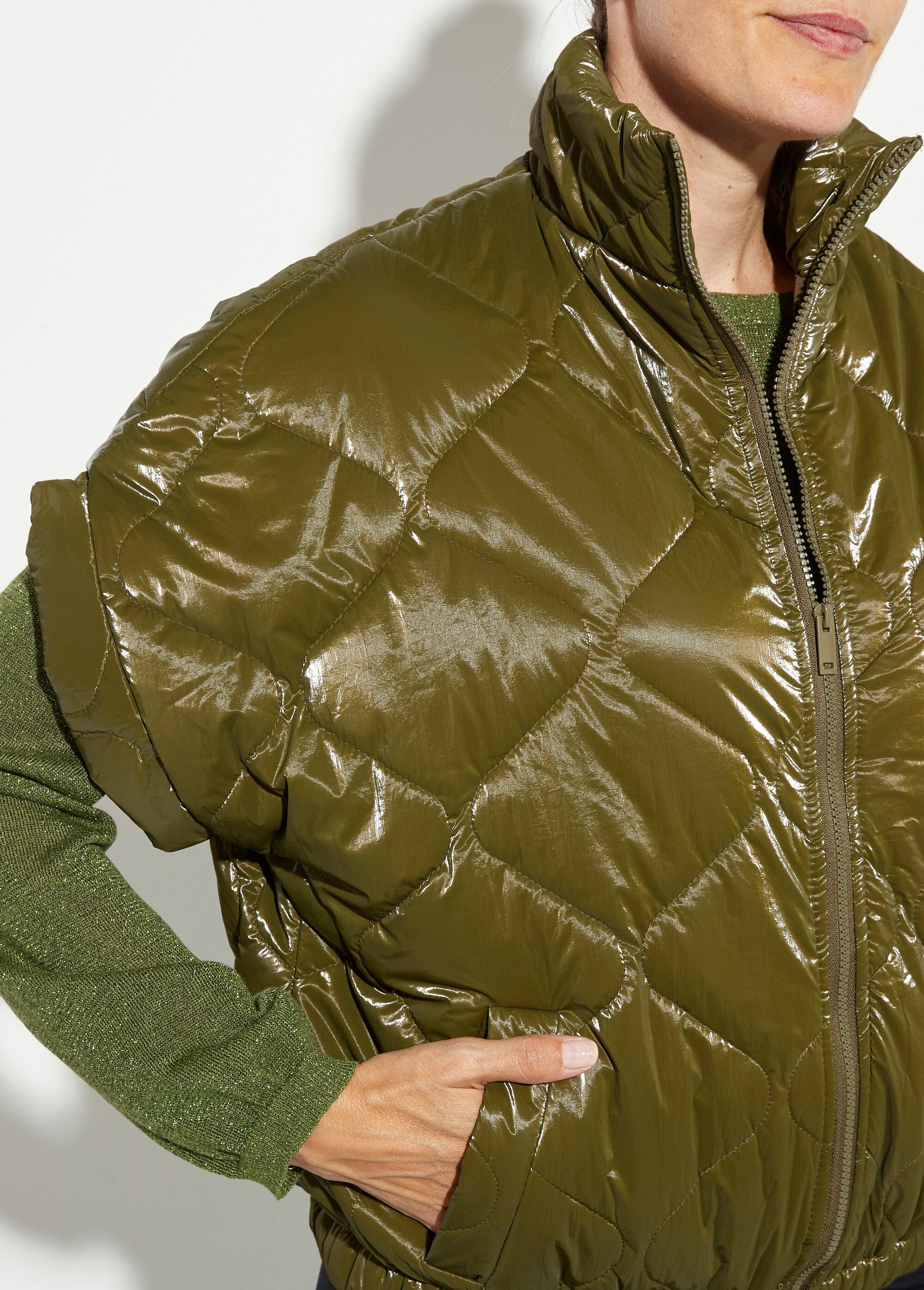 Shiny_sleeveless_zip-up_down_jacket_Khaki_DE1_slim