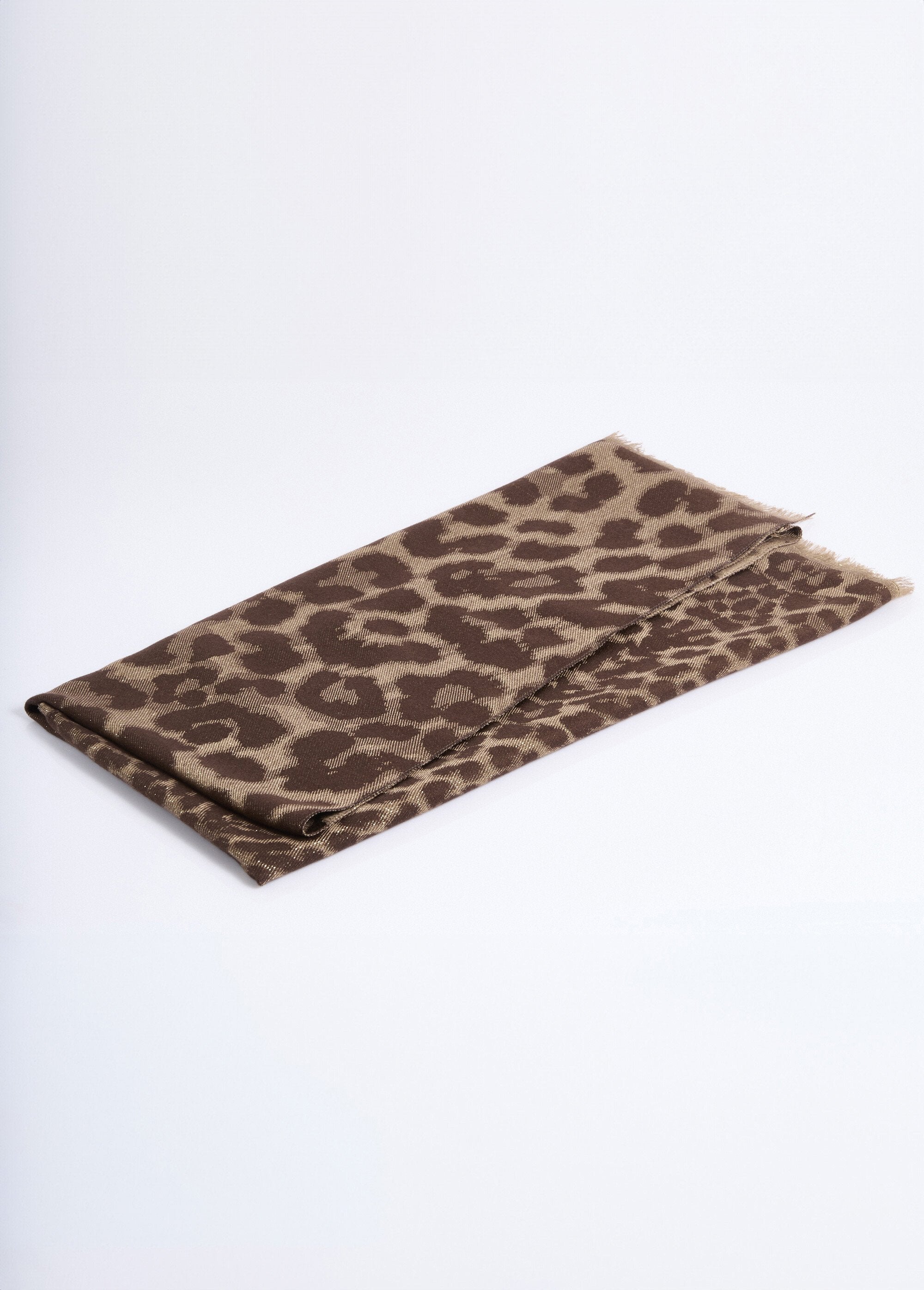 Fine_scarf_with_metallic_animal_pattern_Coffee_DE1_slim