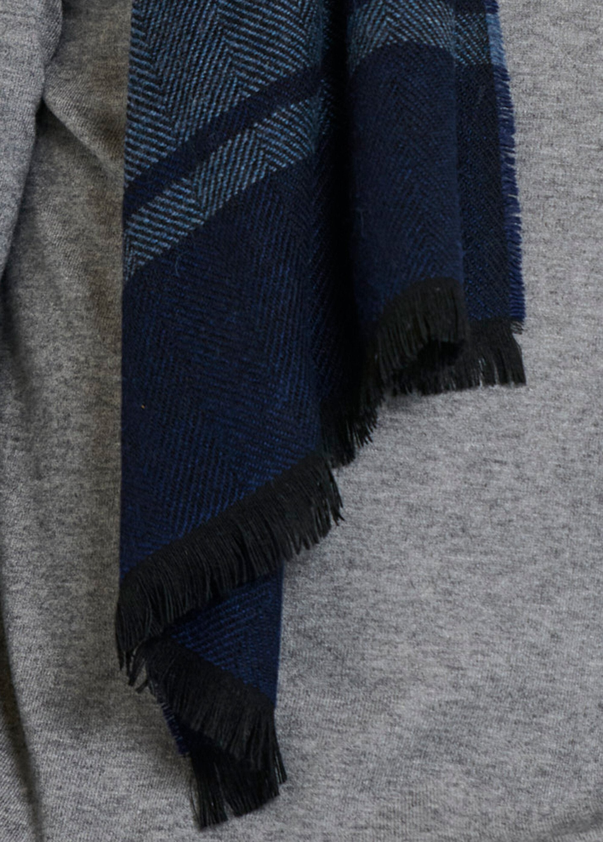 Warm_chevron_scarf_with_wool_and_alpaca_Grey_and_anthracite_blue_DE1_slim