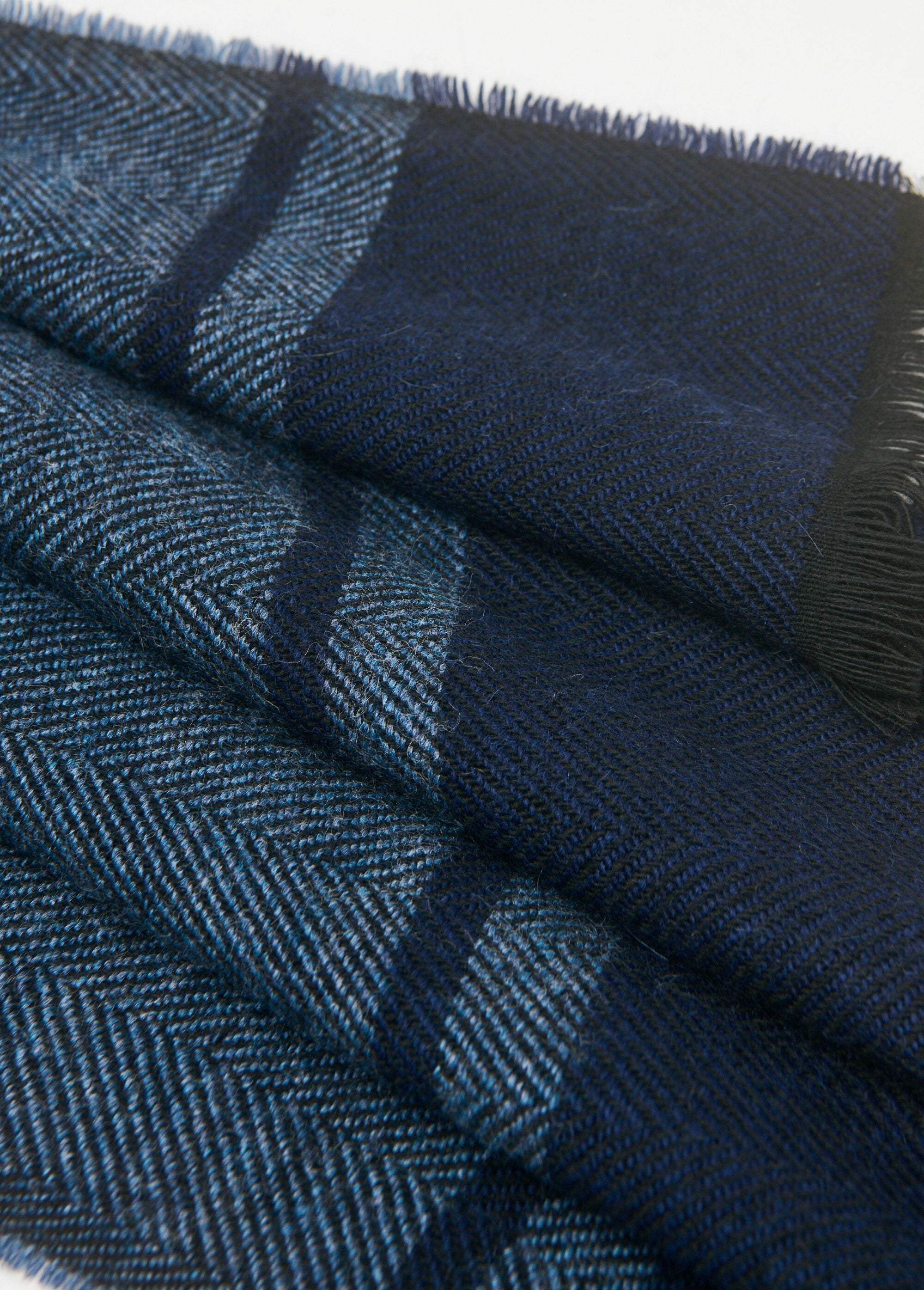 Warm_chevron_scarf_with_wool_and_alpaca_Grey_and_anthracite_blue_DE3_slim