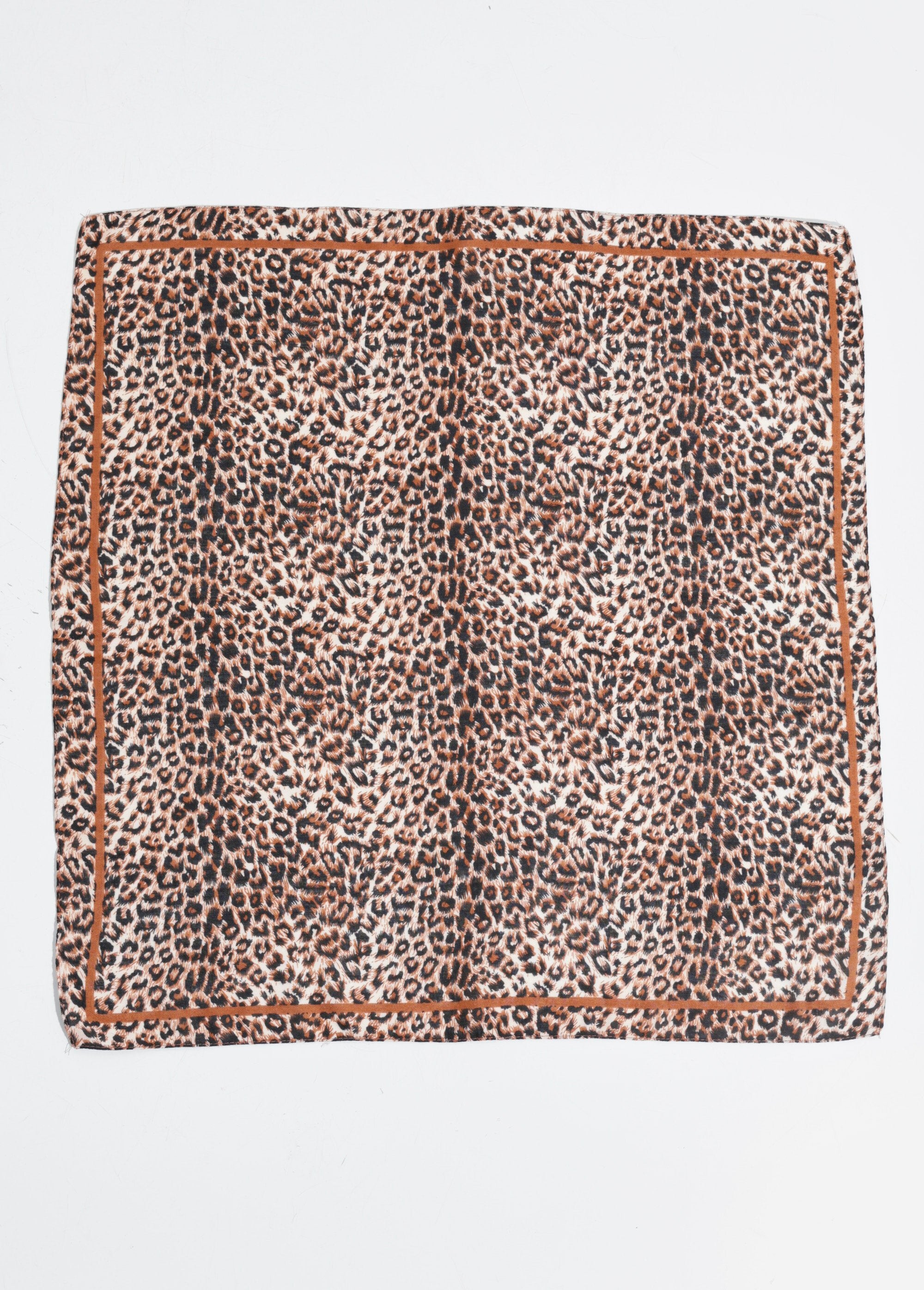 Trendy_square_scarf_with_leopard_pattern_Leopard_DE1_slim