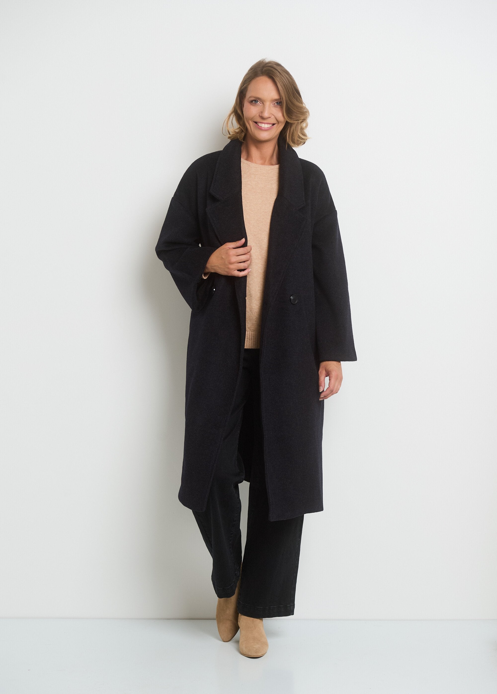 Warm_coat_with_flared_sleeves_Coal_FA1_slim