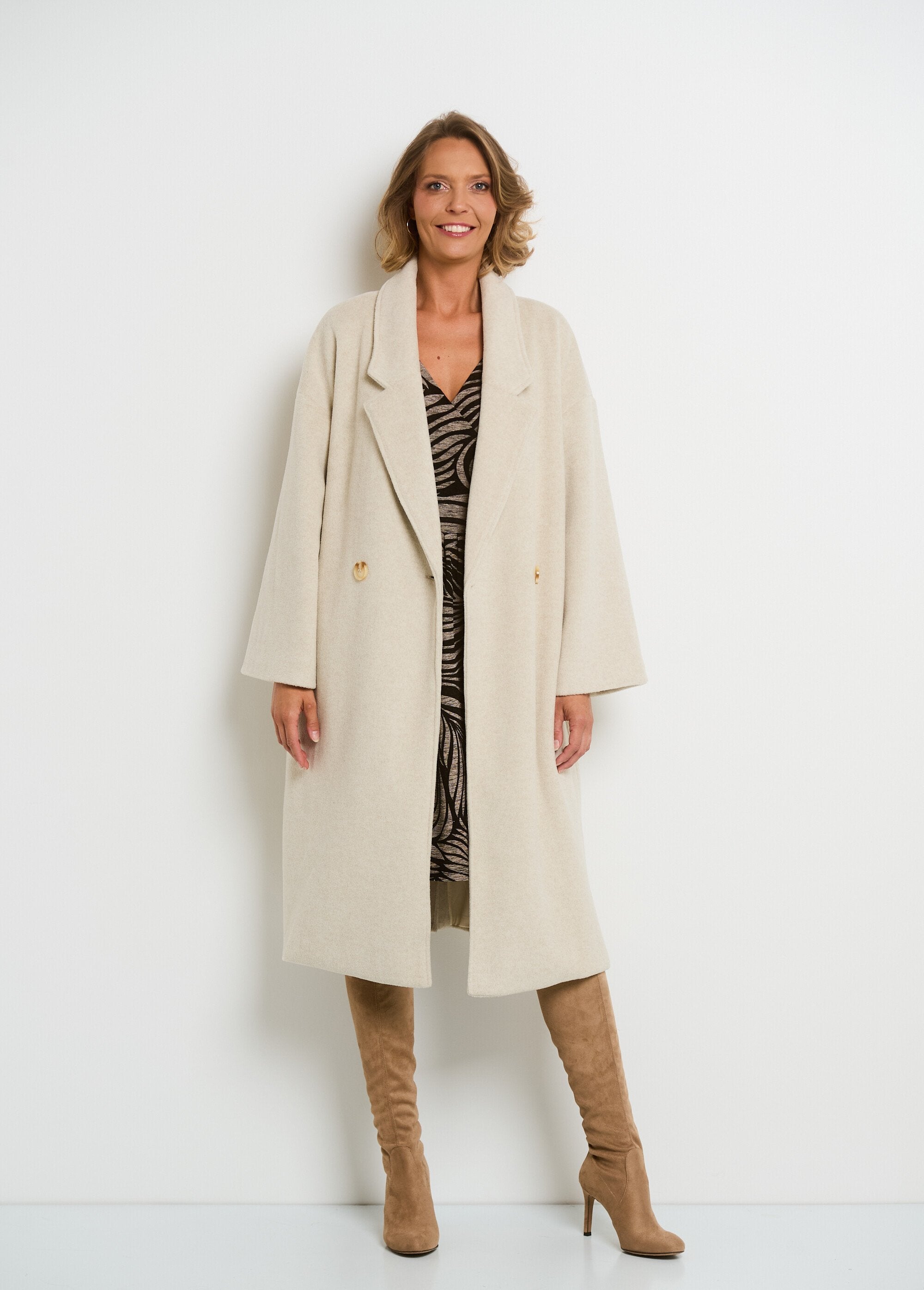 Warm_coat_with_flared_sleeves_Natural_FA1_slim