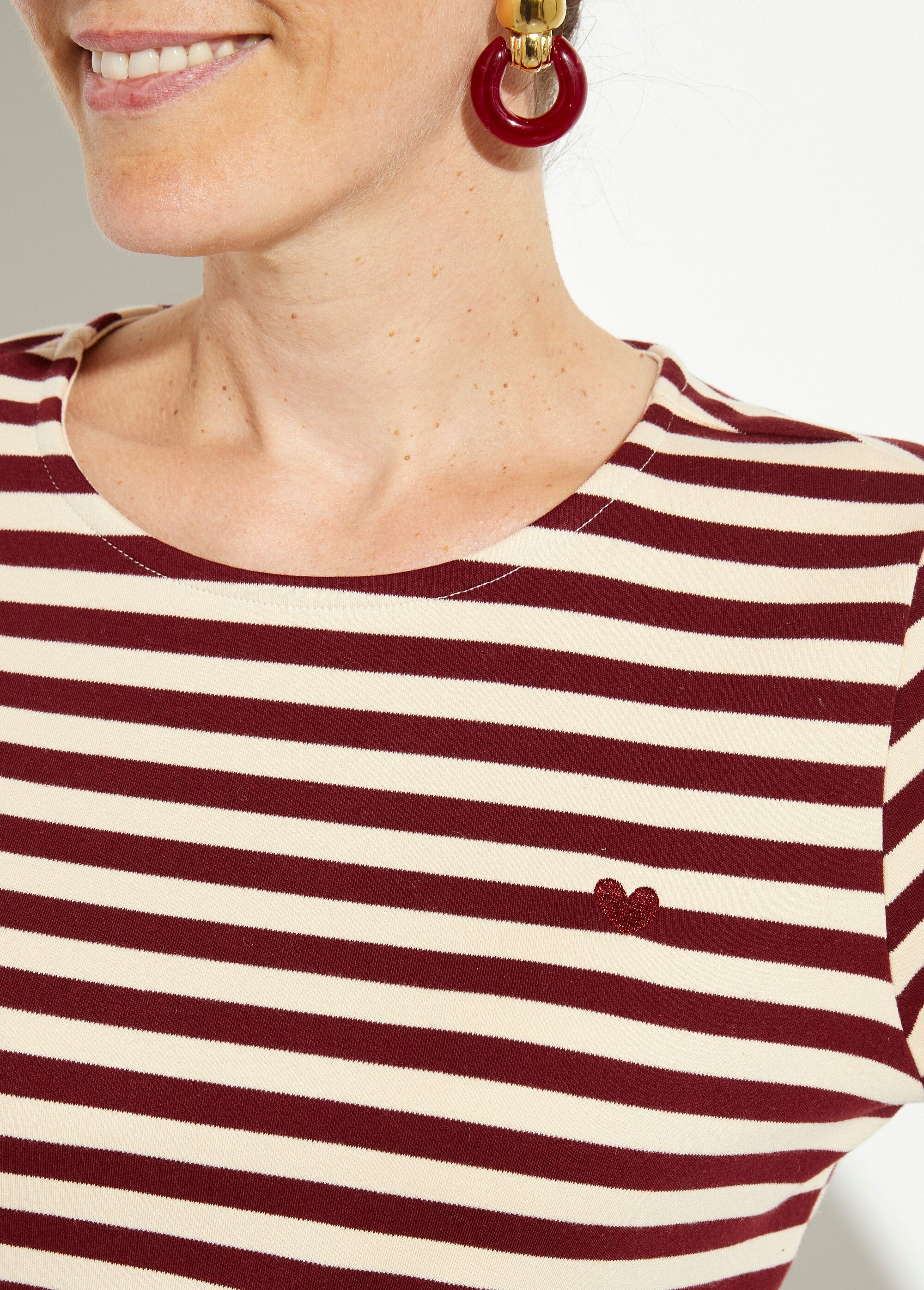 Sailor's_shirt_with_open_round_neck_and_heart_embroidery_Bordeaux__DE1_slim