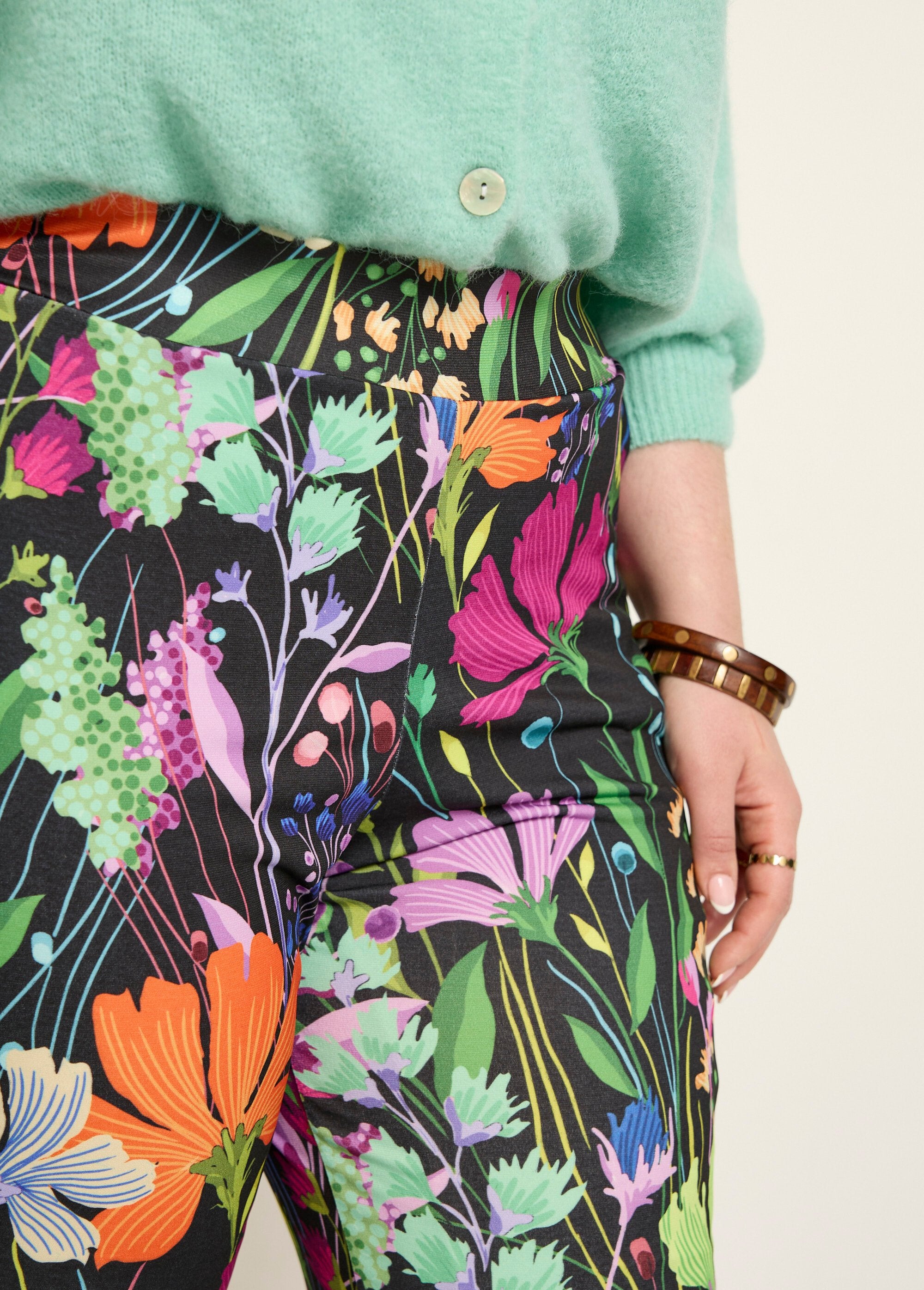 Fluid_stretch_pants,_poetic_floral_Prints_black_background_DE1_curvy