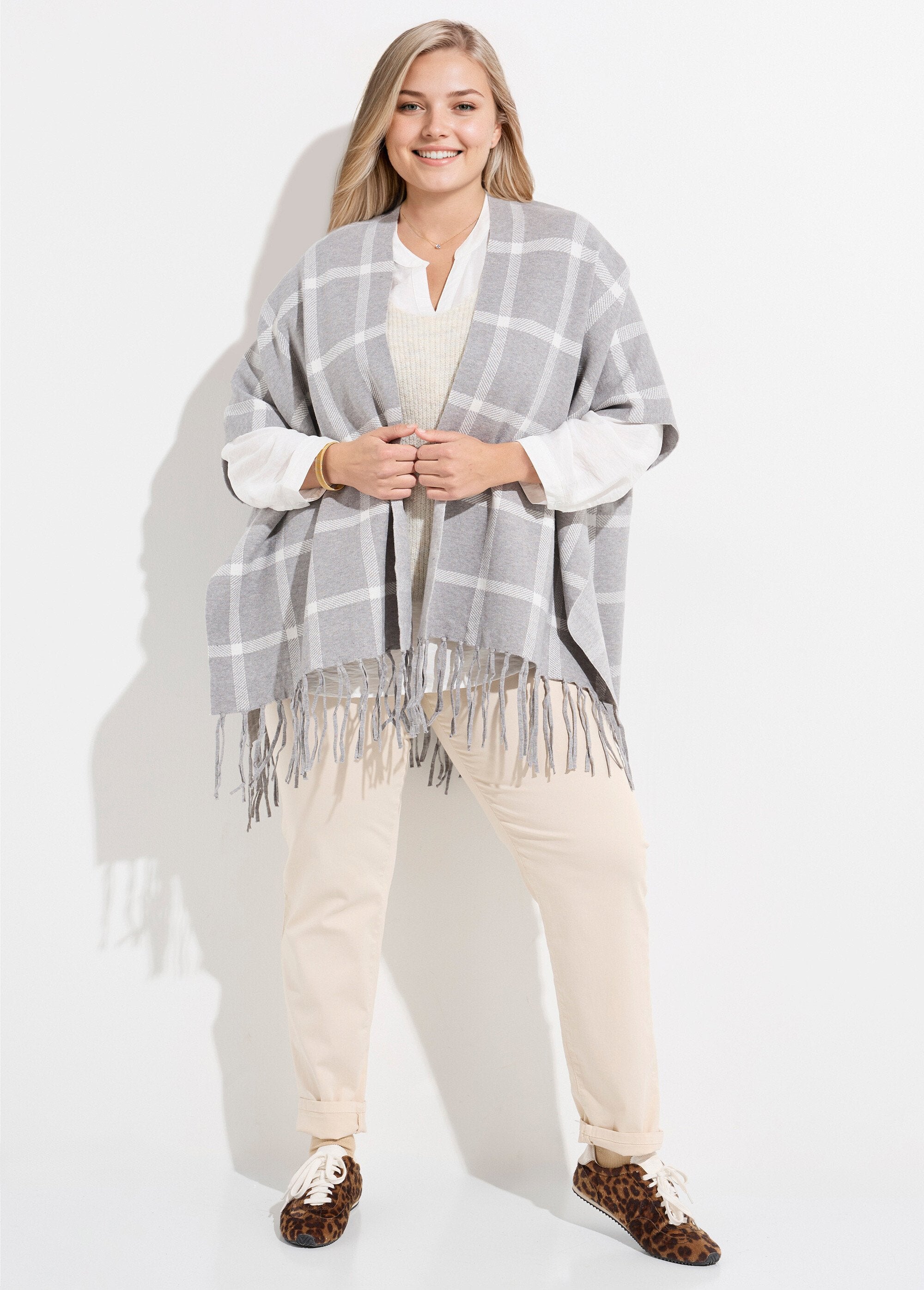 Knitted_cape_poncho_with_check_pattern_Gray_tiles_SF1_curvy