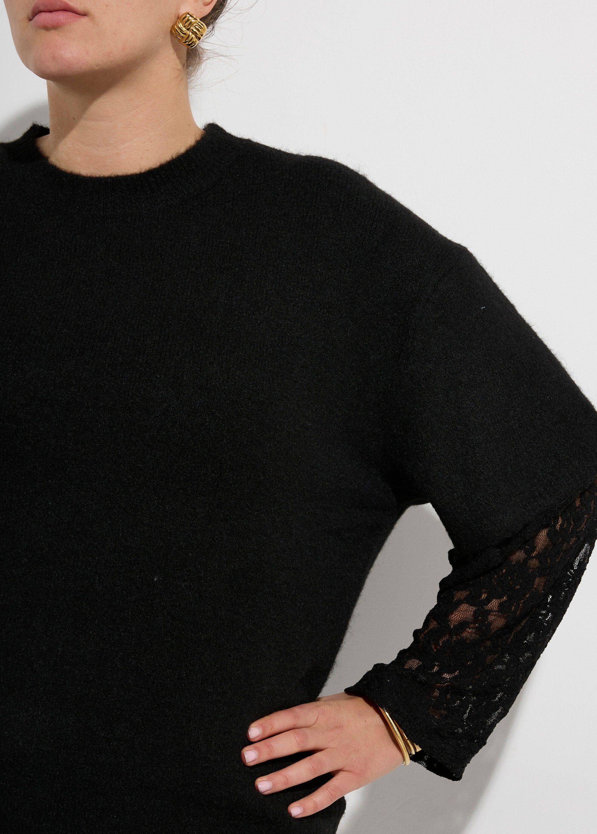 Warm_sweater_with_wool_and_lace_sleeves_Black_DE1_curvy