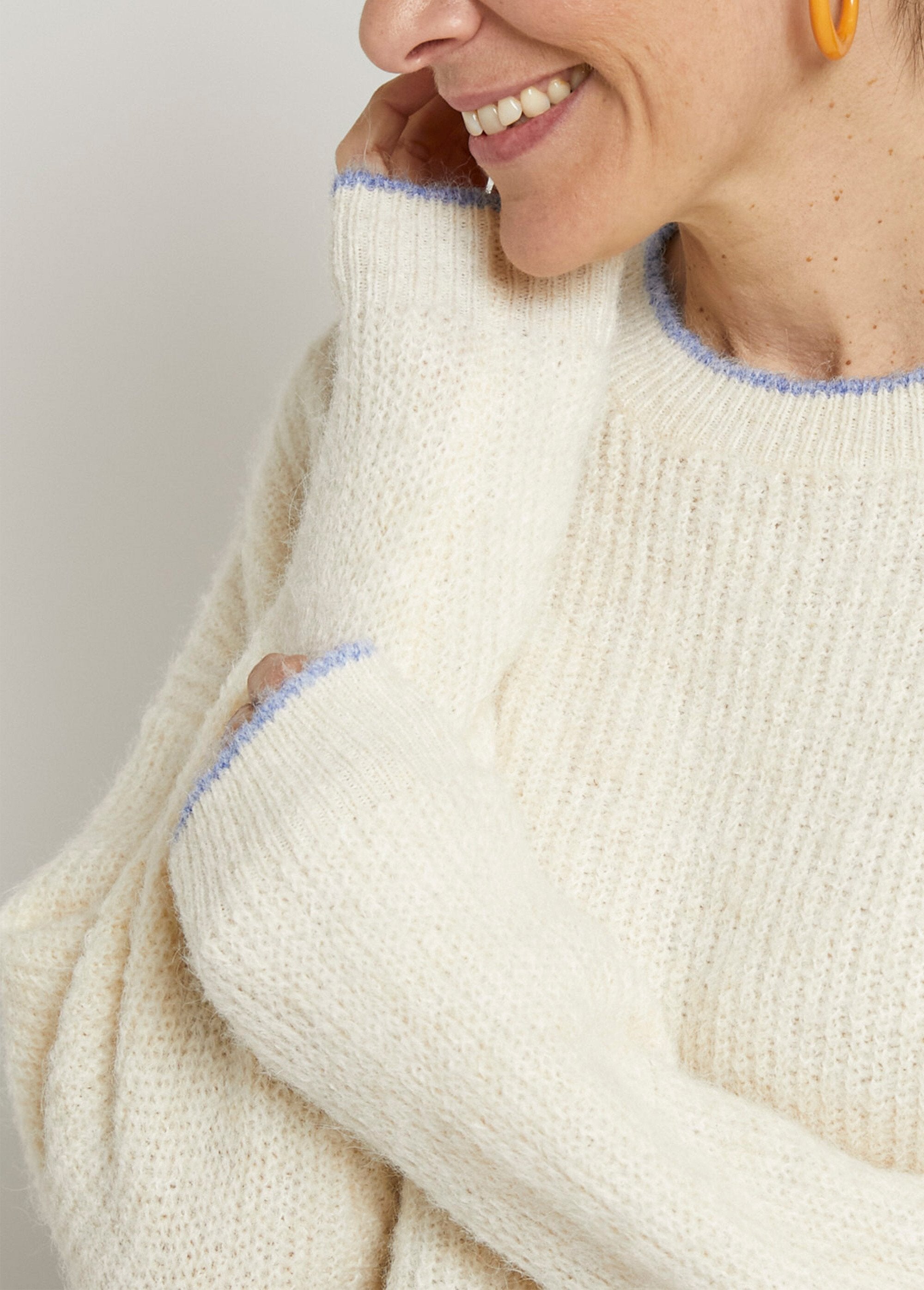 Warm_sweater_with_wool_message_patch_Ecru_DE1_slim