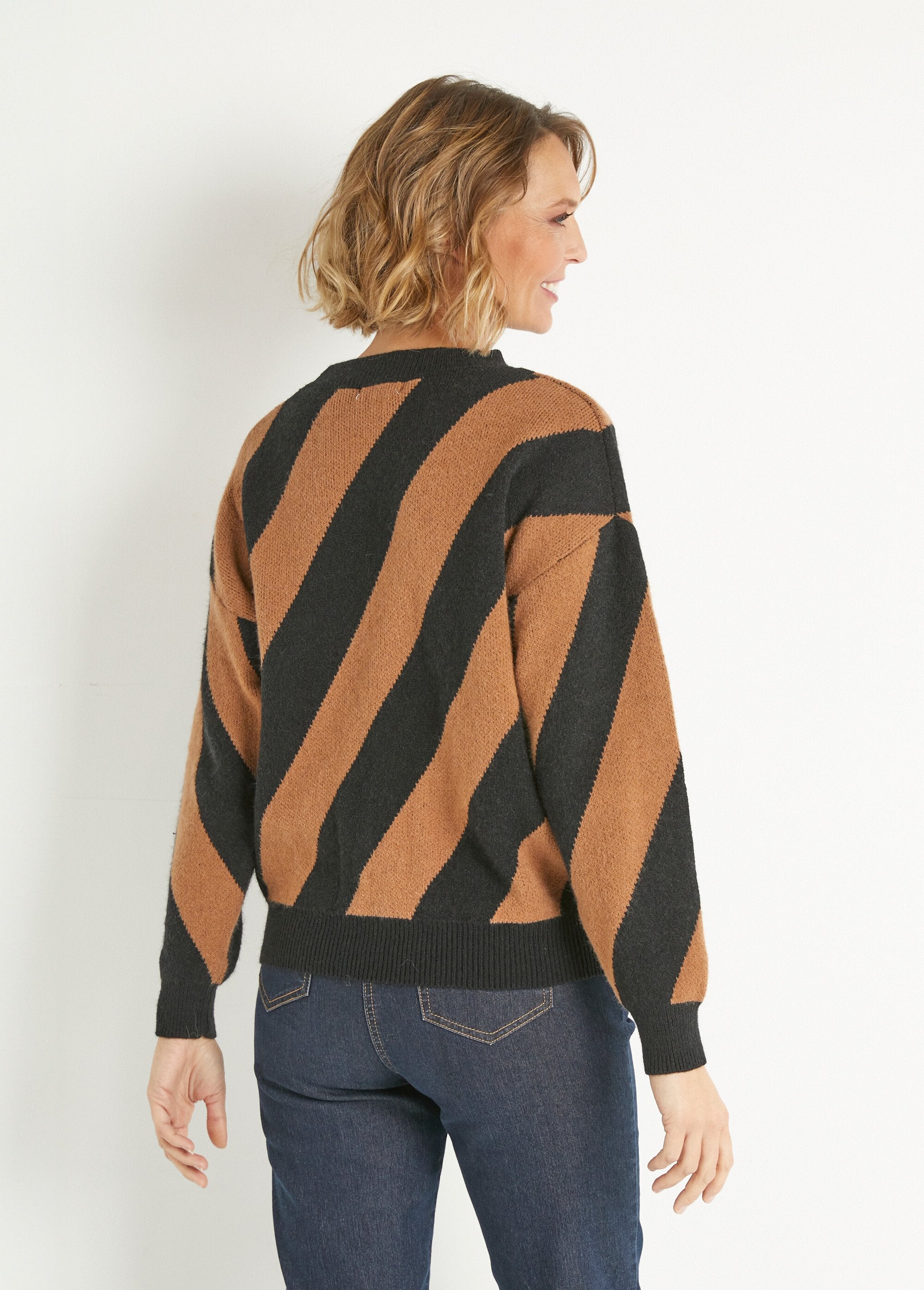 Warm_round_neck_sweater_with_line_pattern_Camel_and_black_DO1_slim