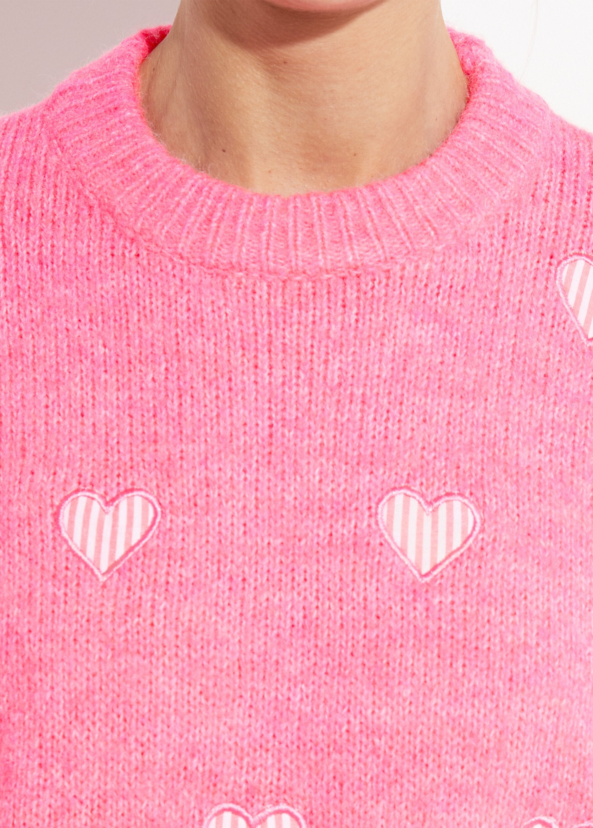 Striped_heart-patterned_crew_neck_sweater_with_wool_Fluorescent_pink_DE1_slim