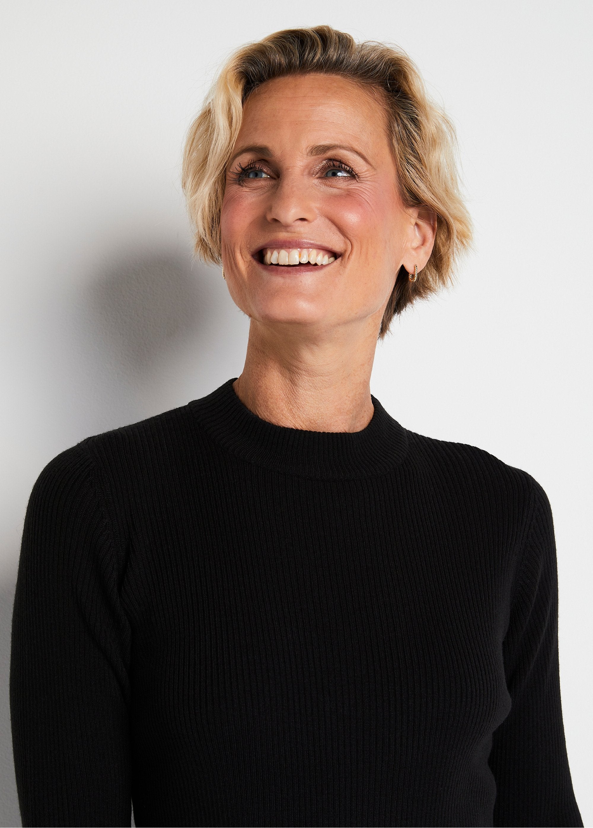 Short_ribbed_knit_high_neck_sweater_Black_DE1_slim