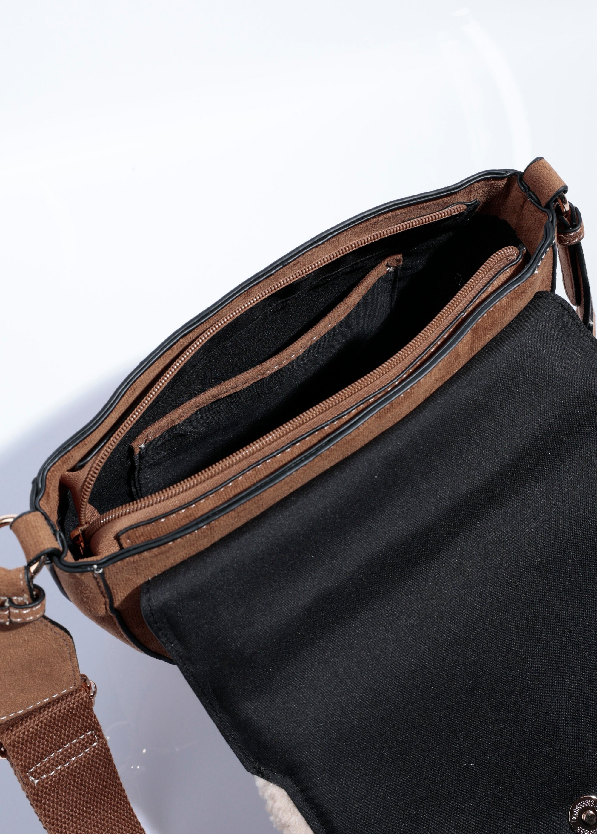 Suede_and_fur_half-moon_handbag_Sand_DE1_slim