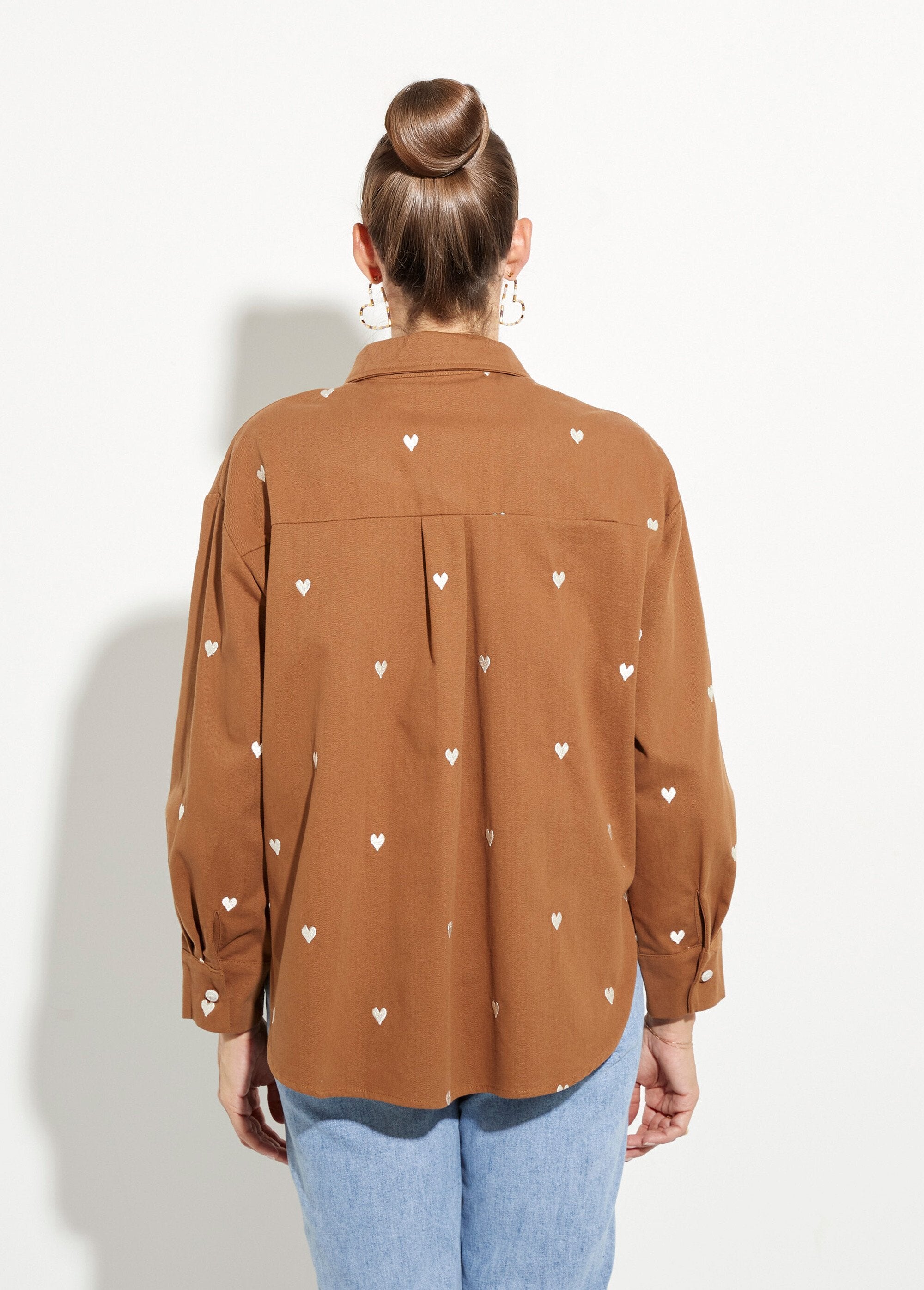 Twill_overshirt_with_embroidered_hearts_camel_DO1_slim