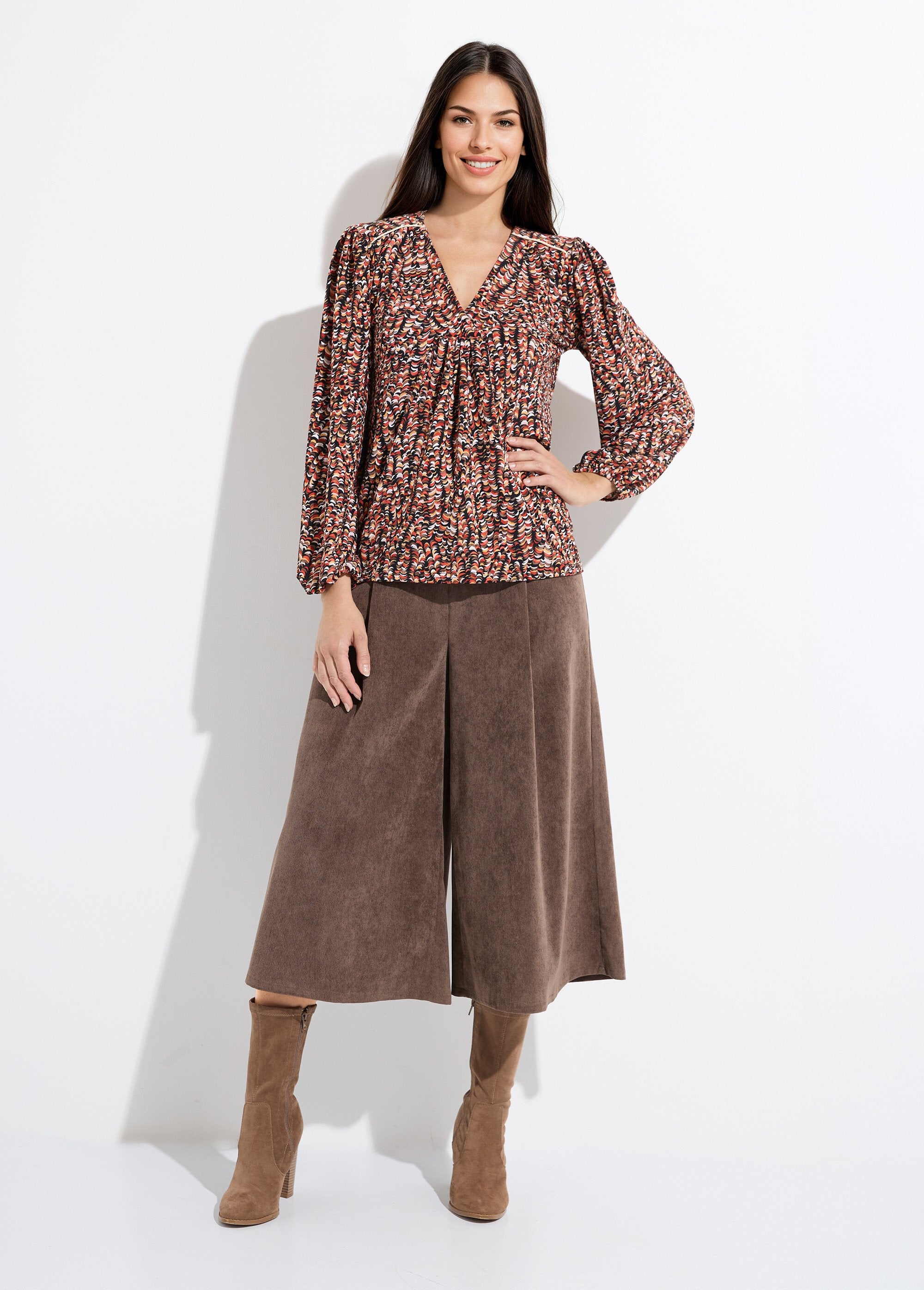 Loose_blouse_t-shirt_with_graphic_print_Black_and_Honey_SF1_slim