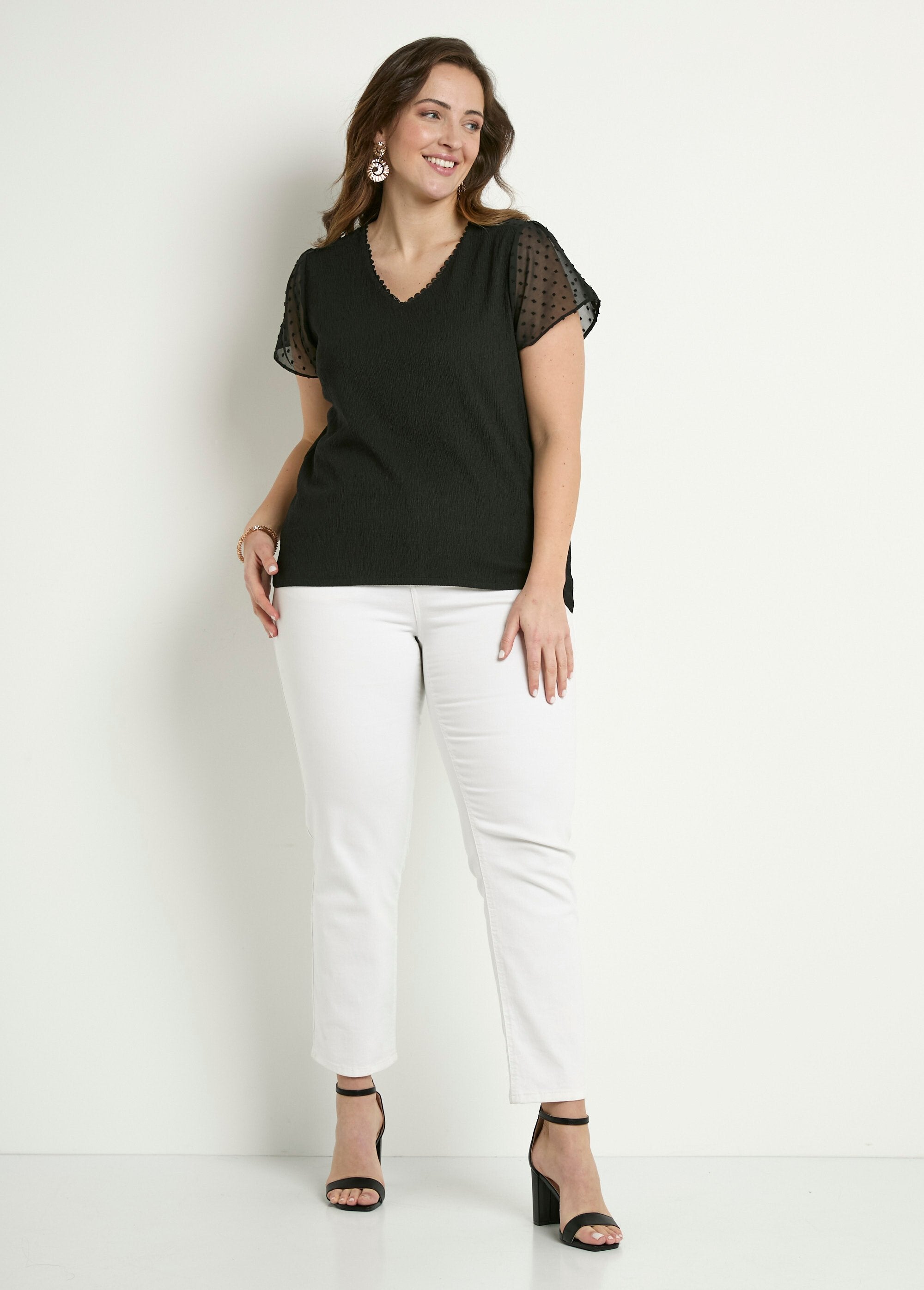 Short-sleeved_V-neck_polka_dot_t-shirt_Black_SF1_curvy