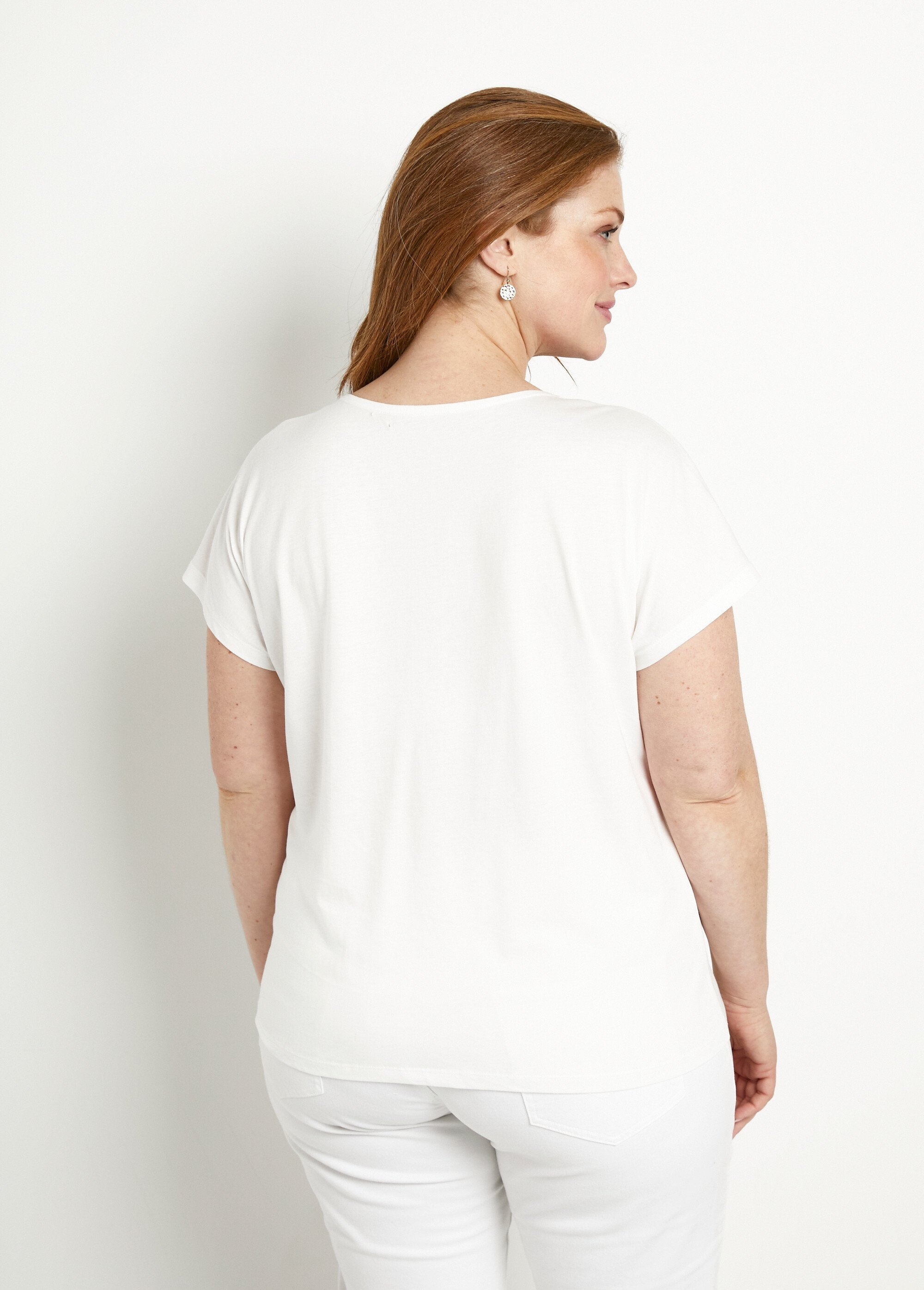 White_short_t-shirt_with_sequin_pattern_and_round_neck_White_background_DO1_curvy