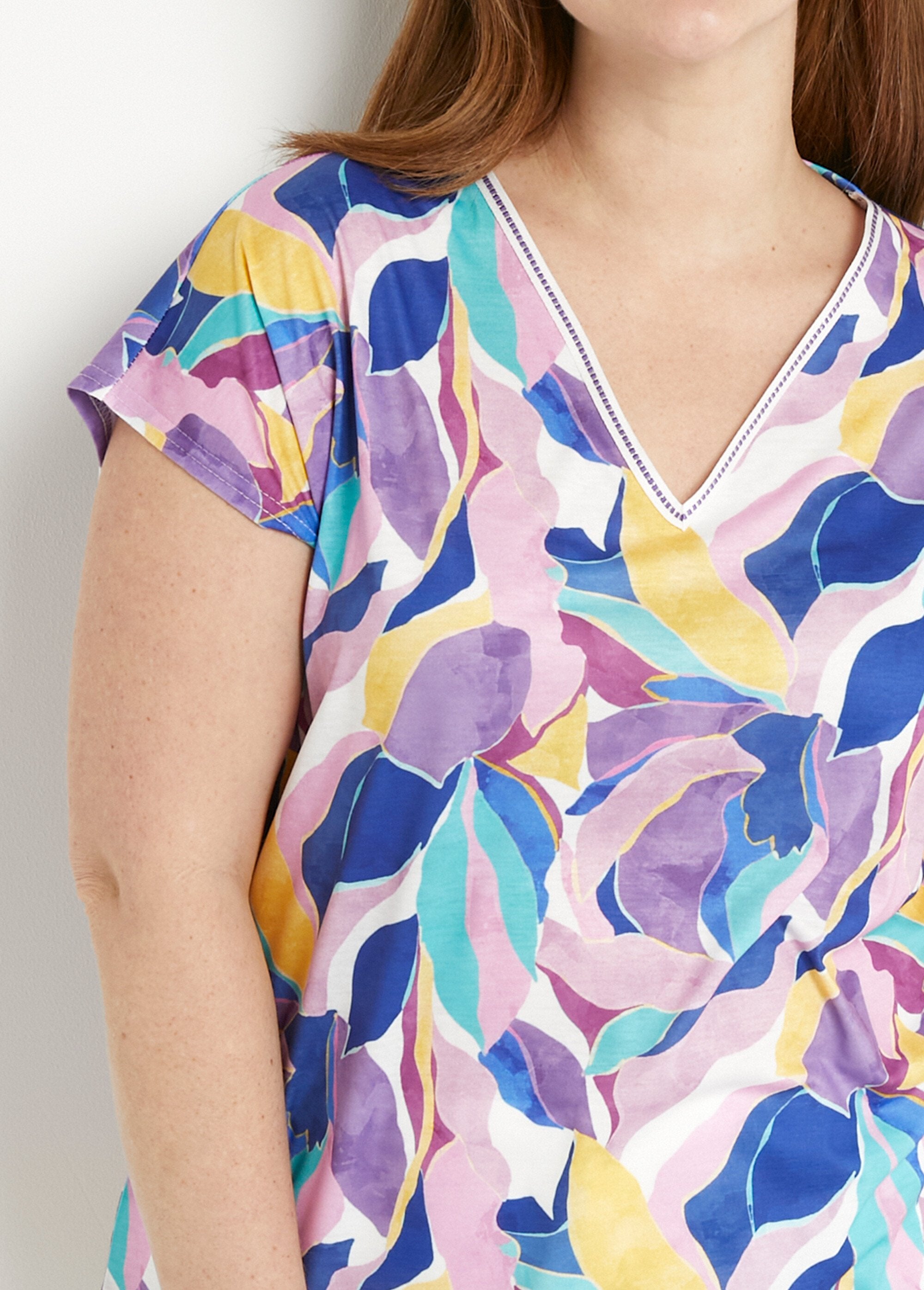 Shiny_printed_V-neck_cropped_t-shirt_Parma_and_yellow_DE1_curvy