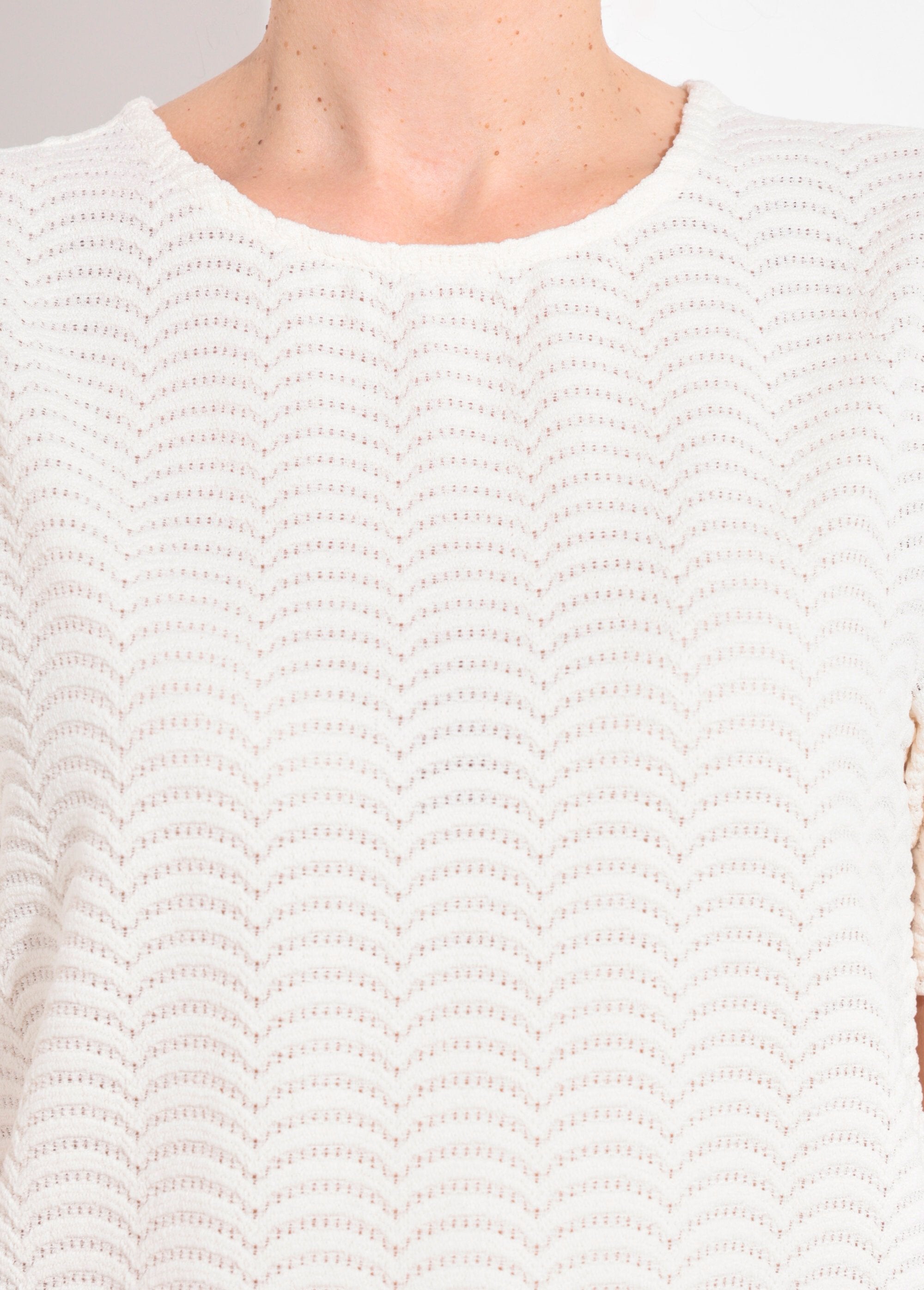 Scale_pattern_embossed_mesh_T-shirt_Beige_DE1_slim