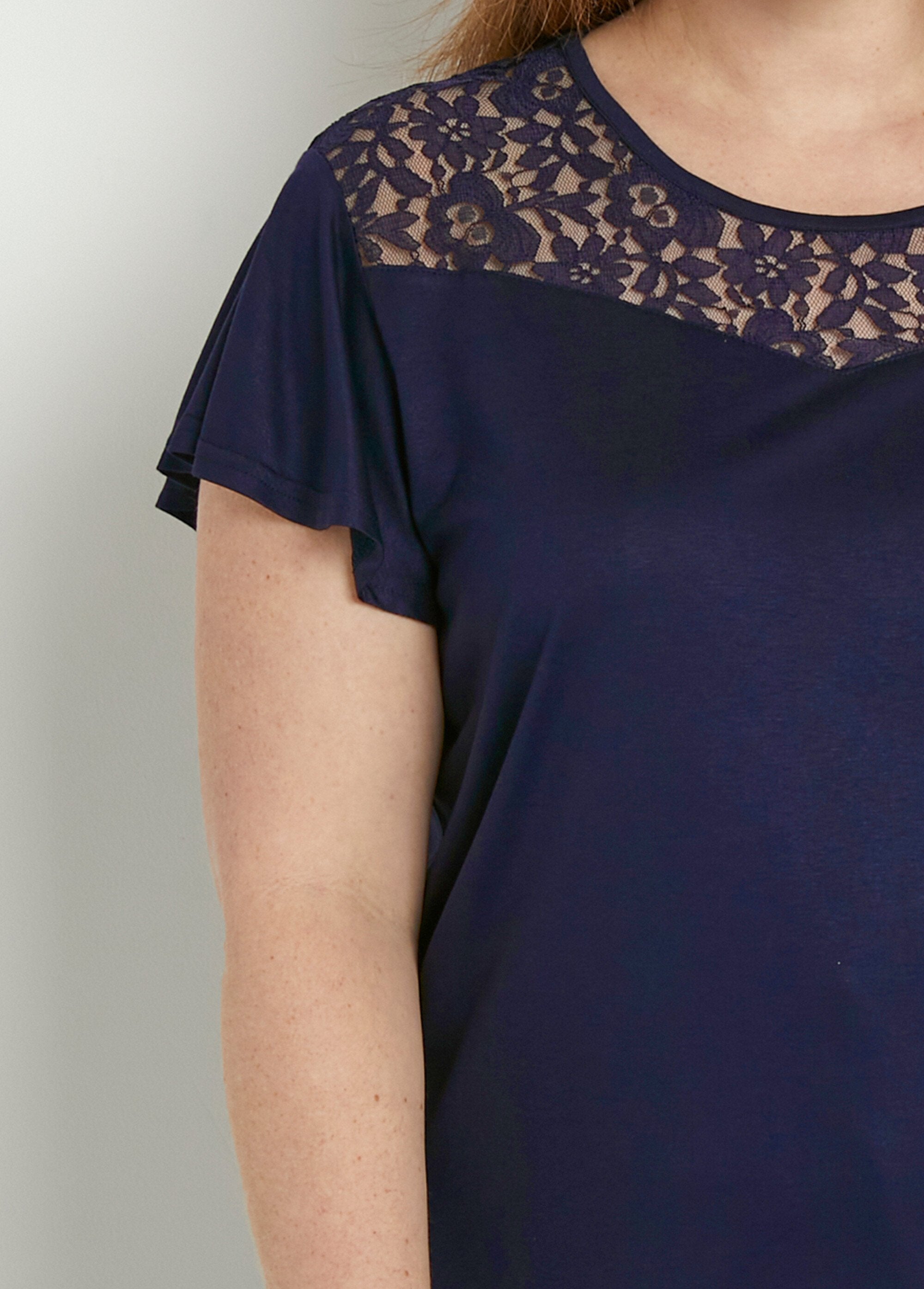 Short-sleeved_lace_t-shirt_Marine_DE1_curvy