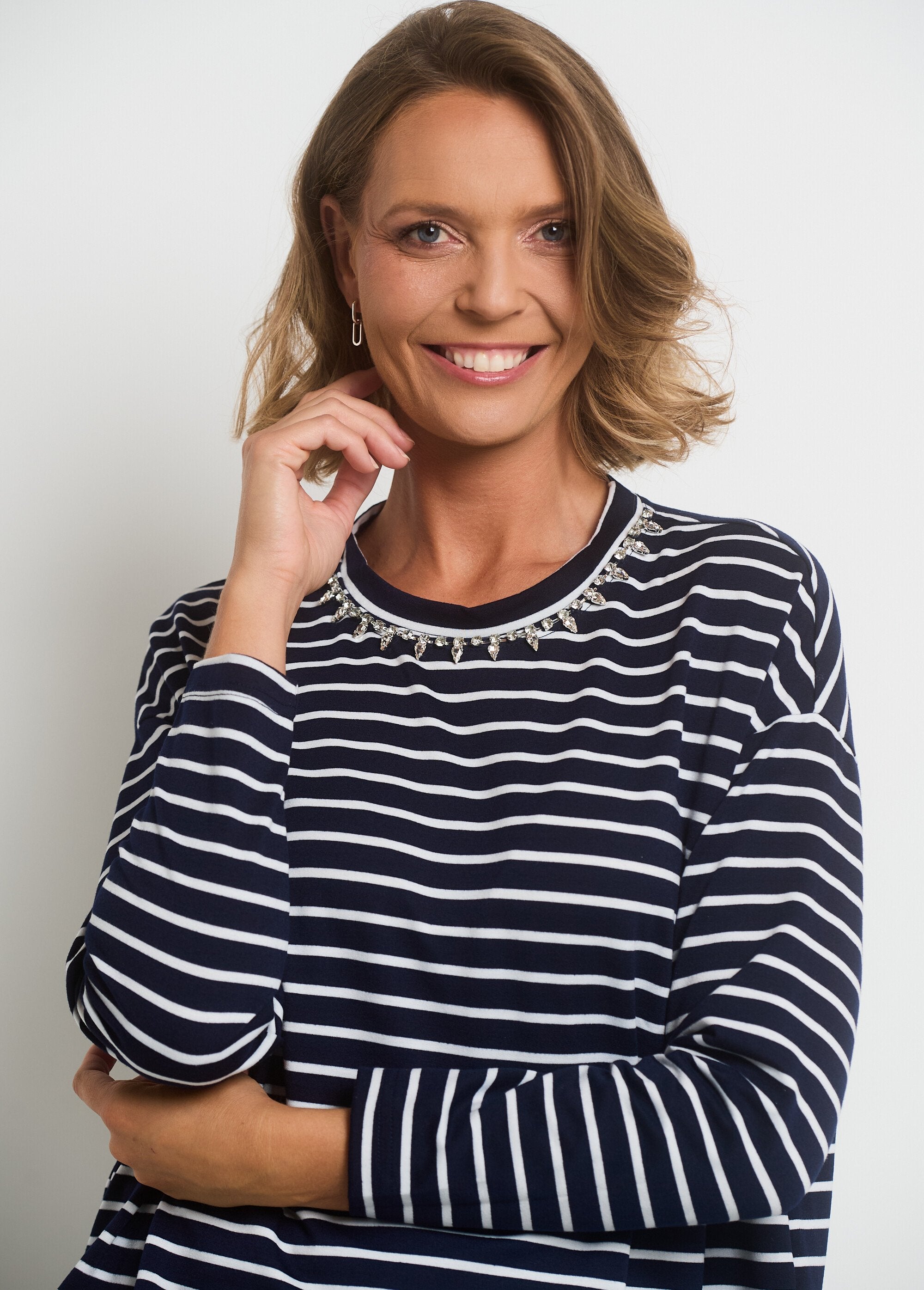 Stripes_T-shirt_with_rhinestone_neckline_Striped_Navy_DE1_slim