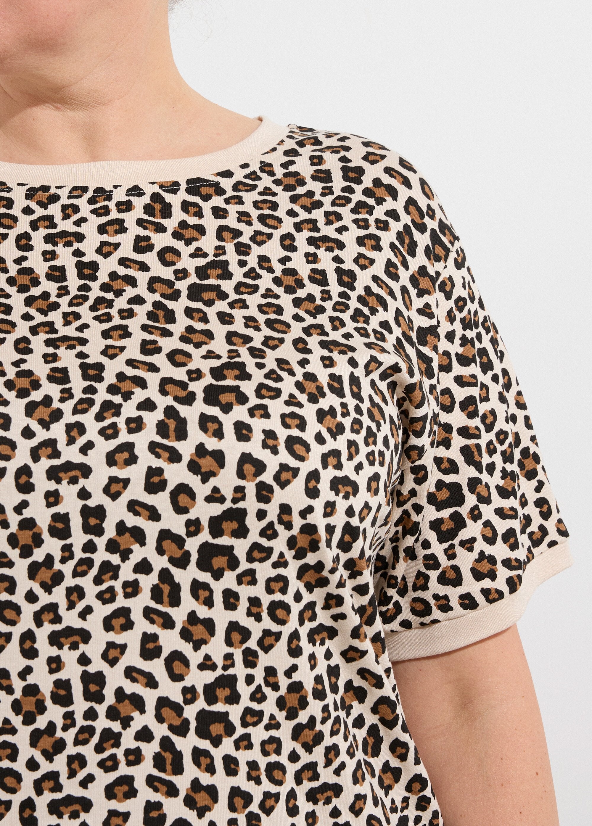 Leopard_print_short-sleeved_T-shirt_Leopard_DE1_curvy