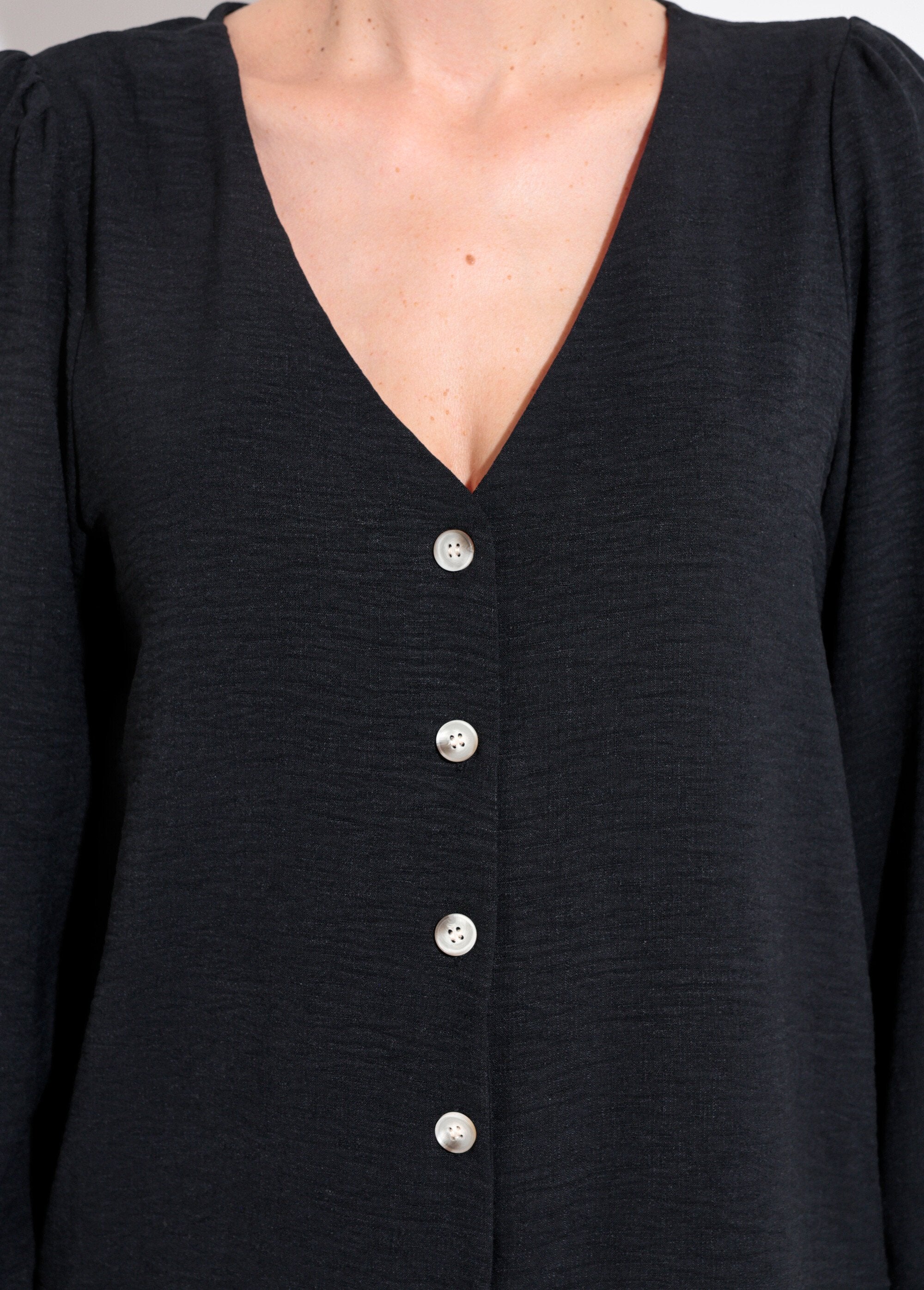 Buttoned,_embossed_tunic_with_V-neck_Black_DE1_slim