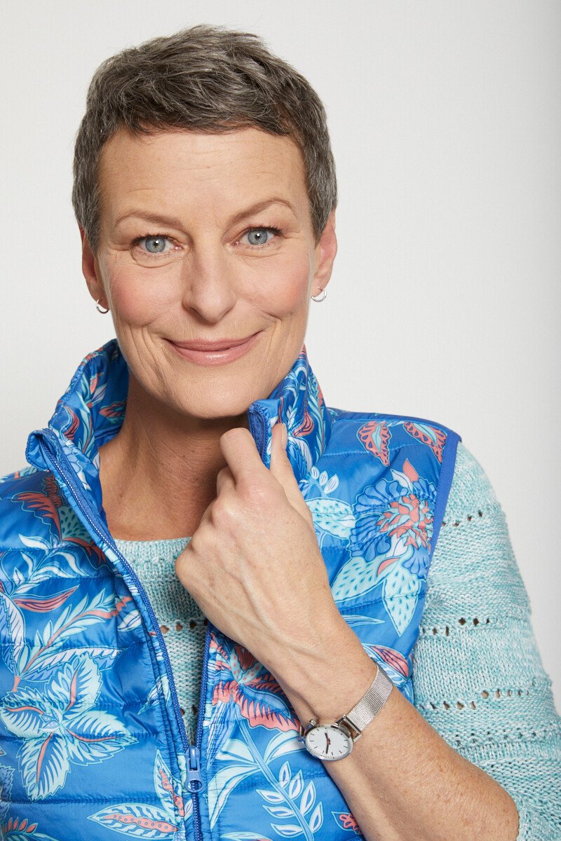 Sleeveless_quilted_jacket_Blue_and_coral_print_DE1_slim