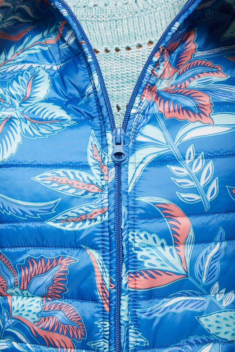 Sleeveless_quilted_jacket_Blue_and_coral_print_DE2_slim