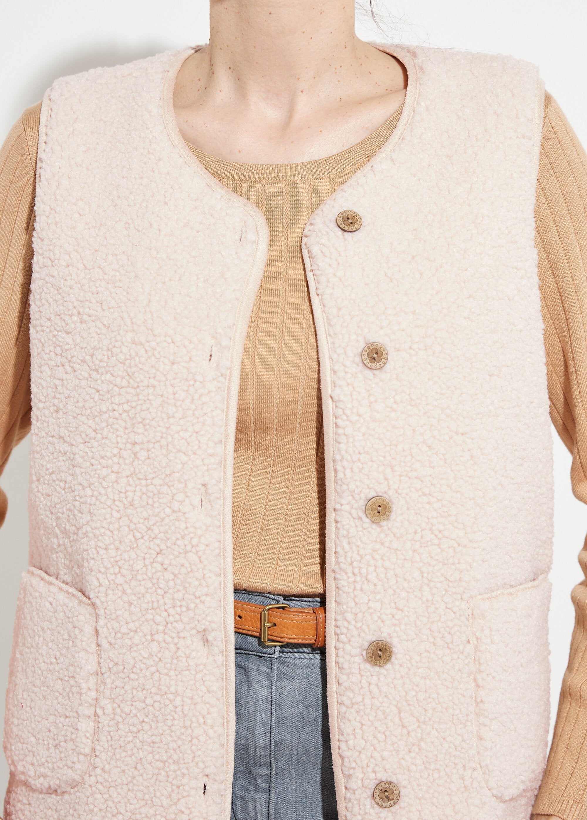 Sleeveless_jacket_in_sherpa_with_velvety_interior_Beige_DE1_slim