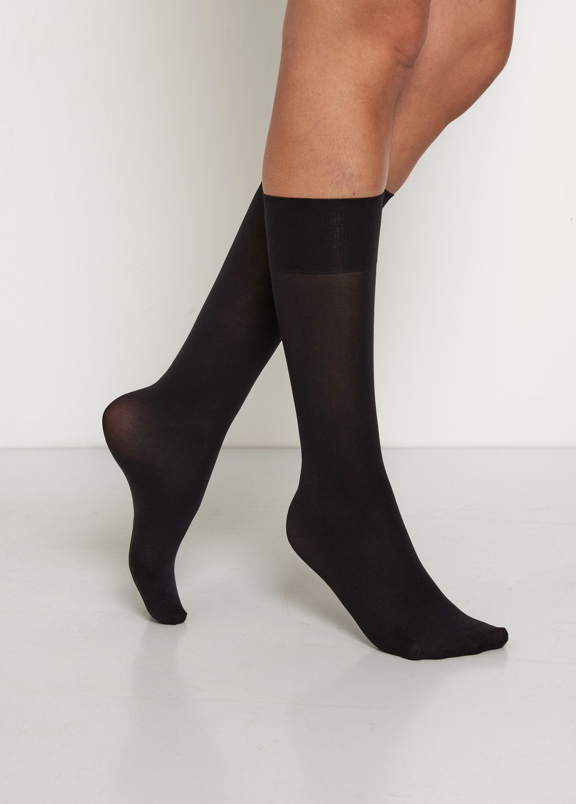 Dark_solid_opaque_knee-highs_Black_FA1_slim