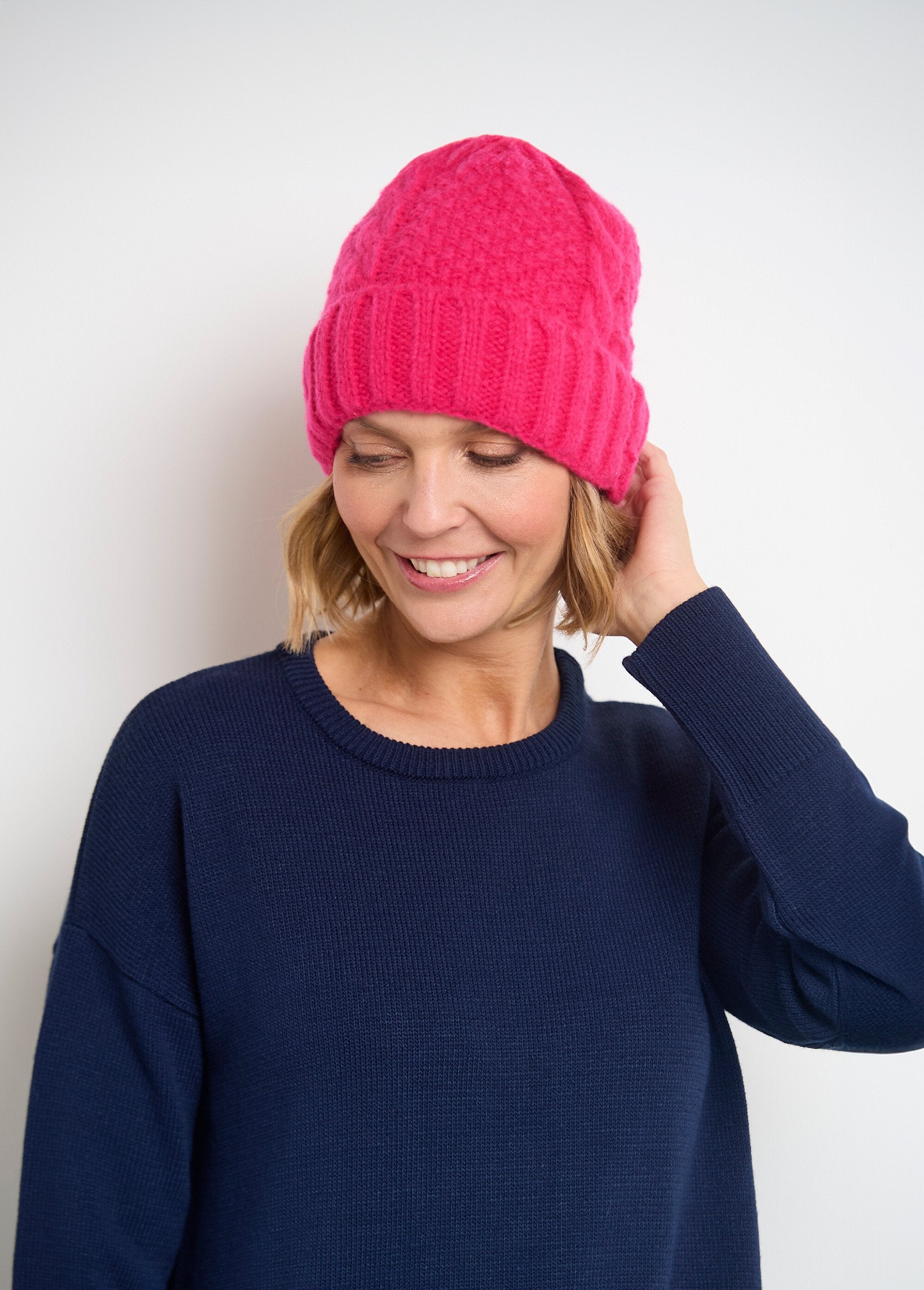 Warm_Irish_beanie_with_fleece_interior_Fuchsia_DE1_slim