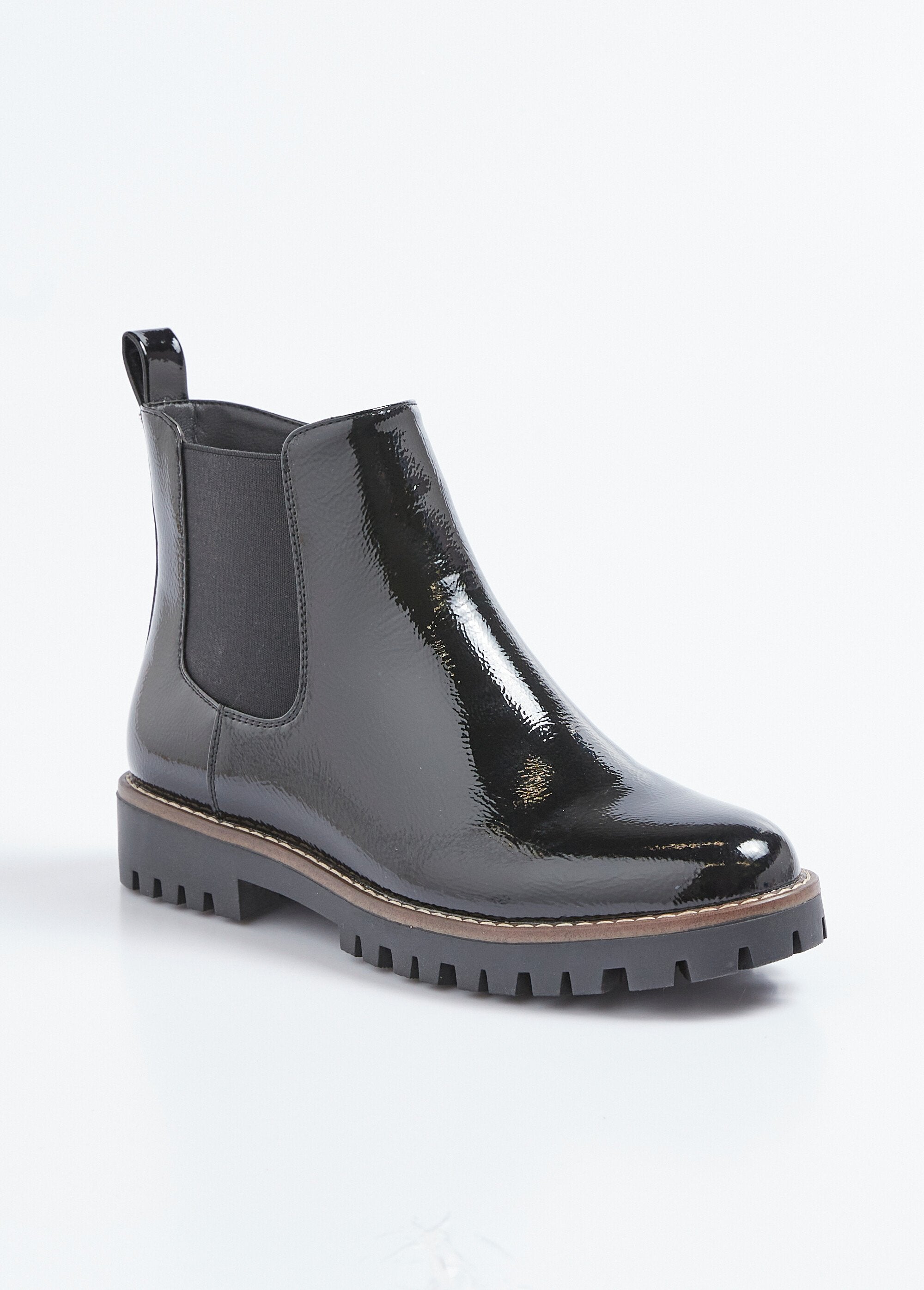 Chelsea_boots_with_comfort_width_lugged_sole_Black_FA1_slim