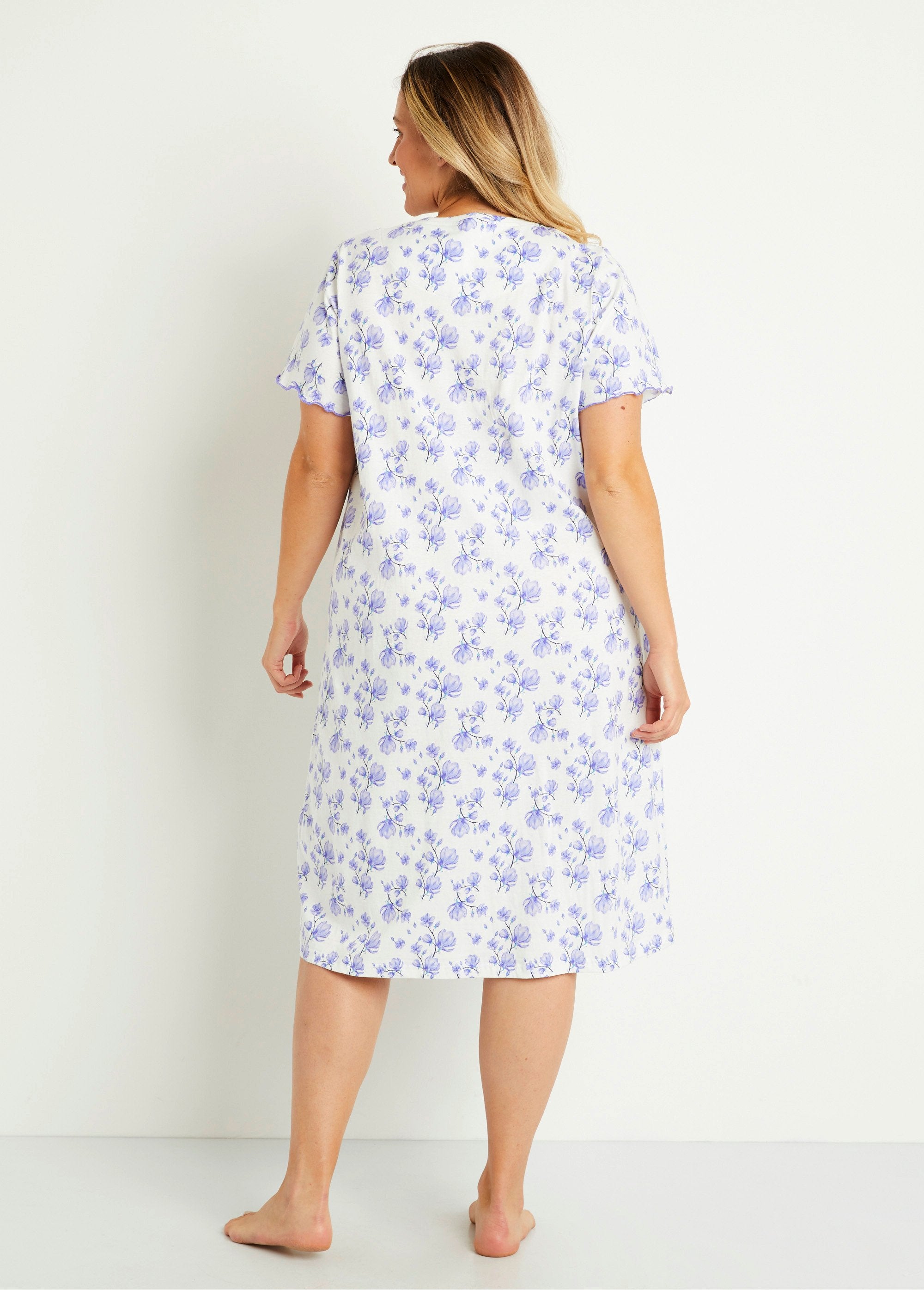 Short-sleeved_floral_nightgown_Forget-me-nots_DO1_curvy