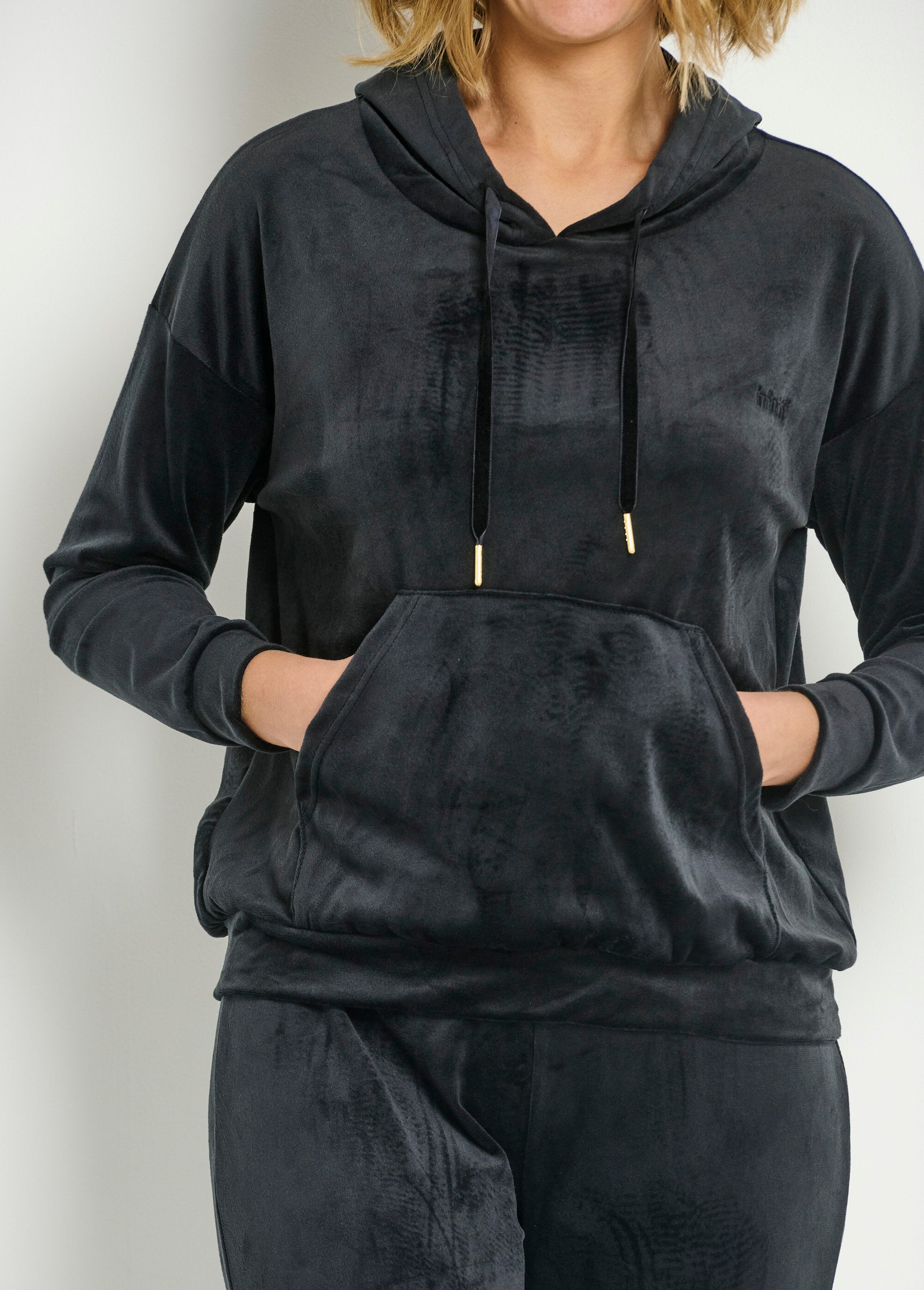 Hooded_velvet_pajamas_Black_DE2_slim