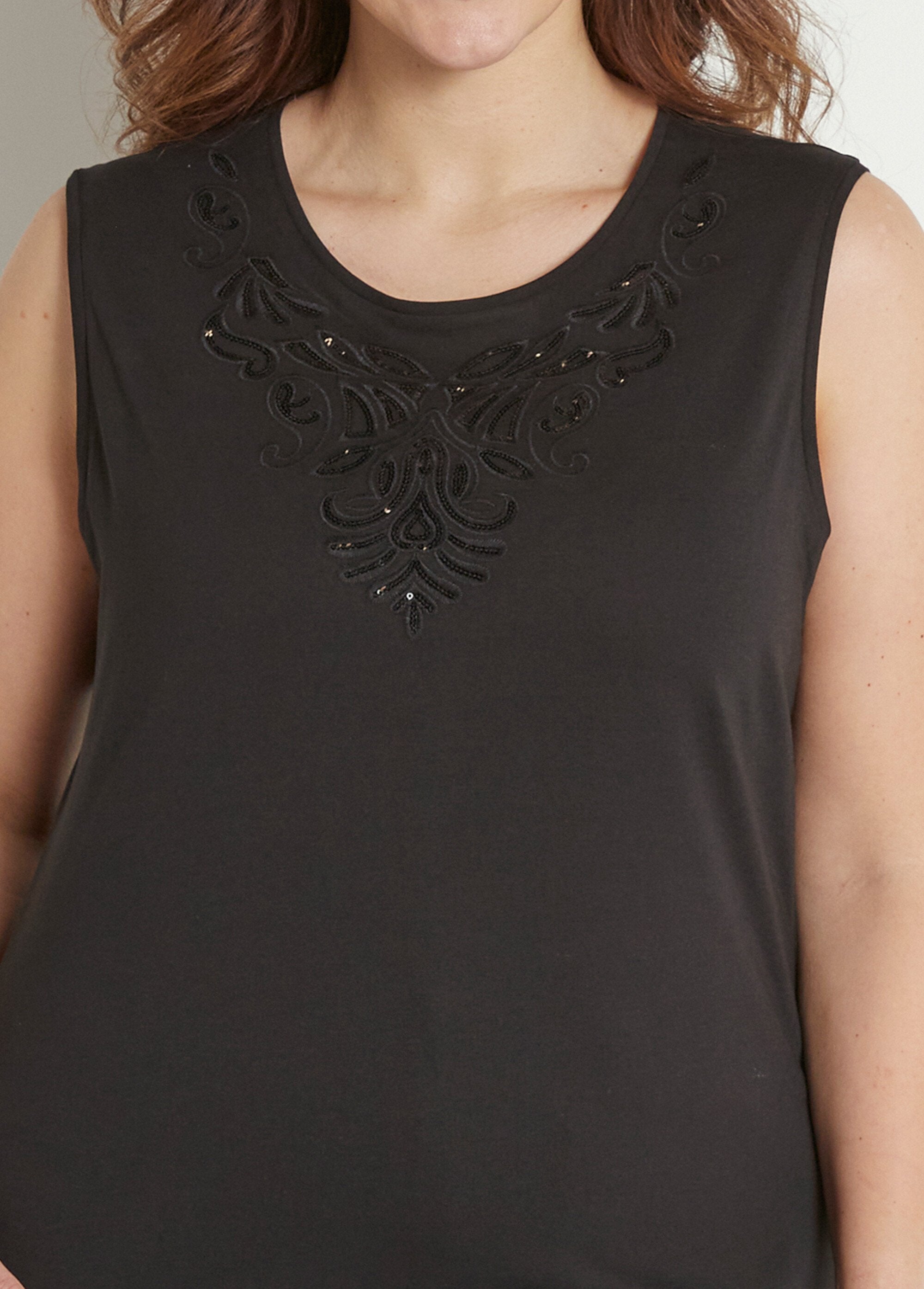 Short_plain_tank_top_embroidered_with_sequins_Black_DE1_curvy