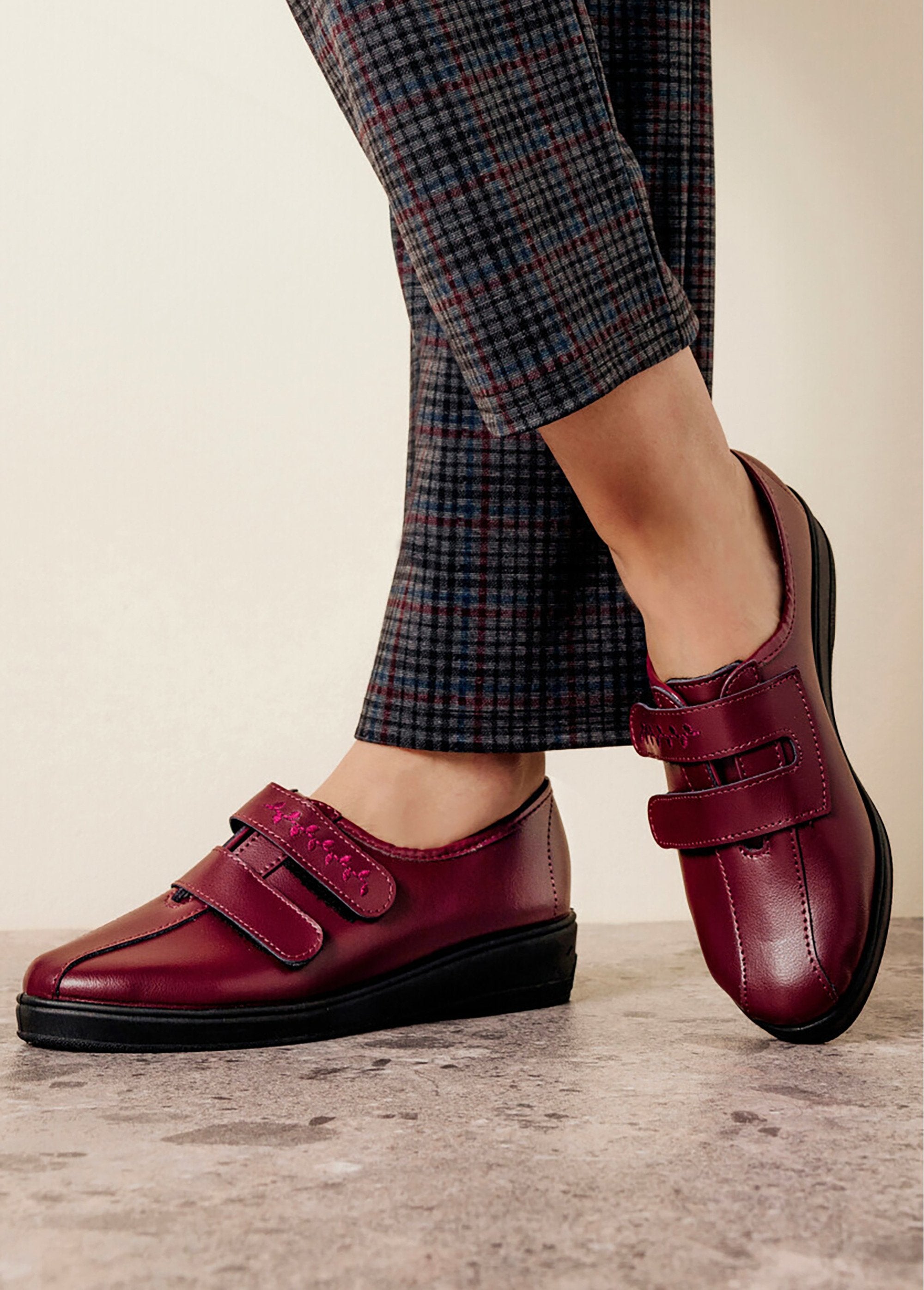 Wide_embroidered_leather_Velcro_derbies_Bordeaux_SF1_slim