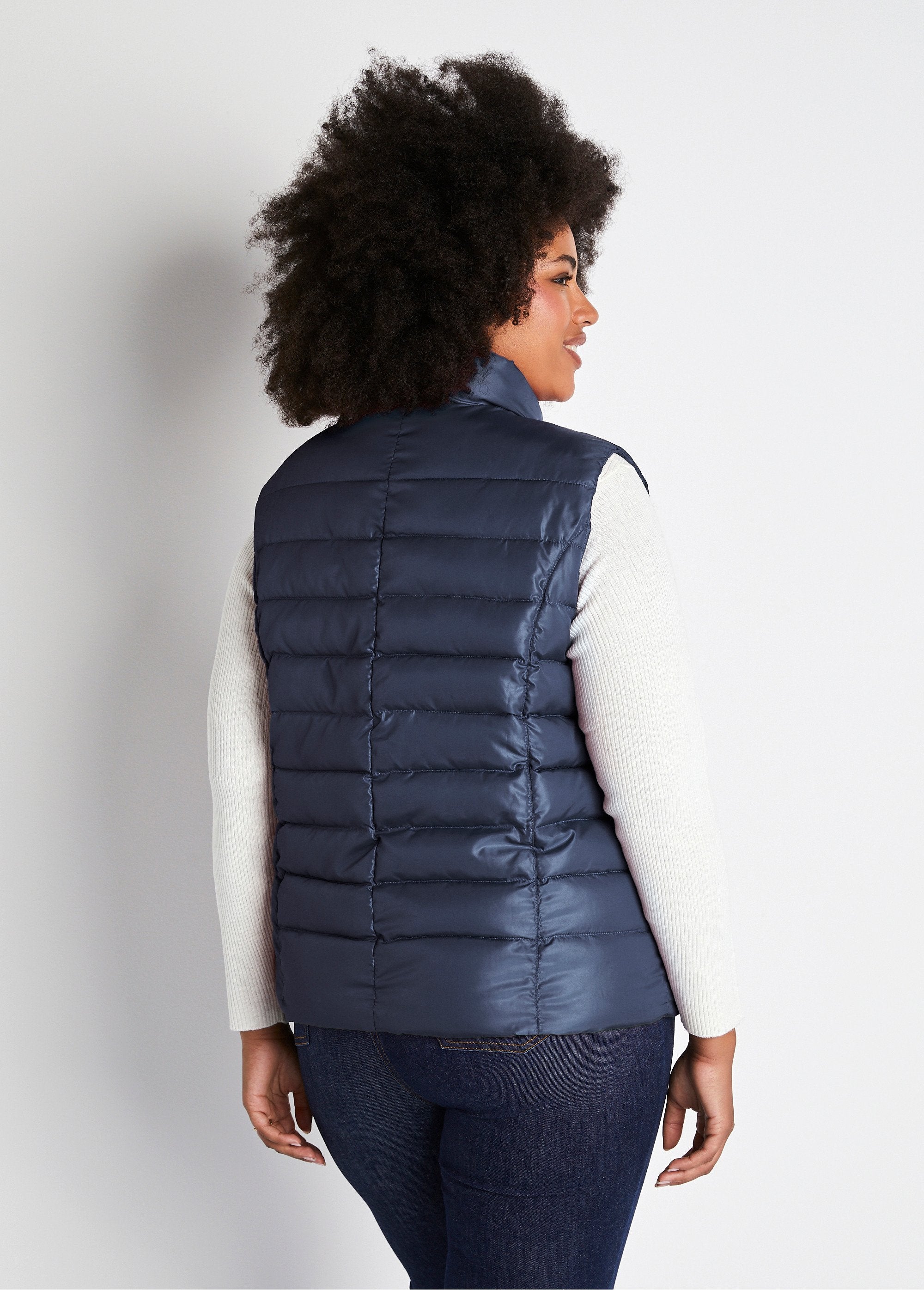 Short_sleeveless_zipped_down_jacket_Marine_DO1_curvy