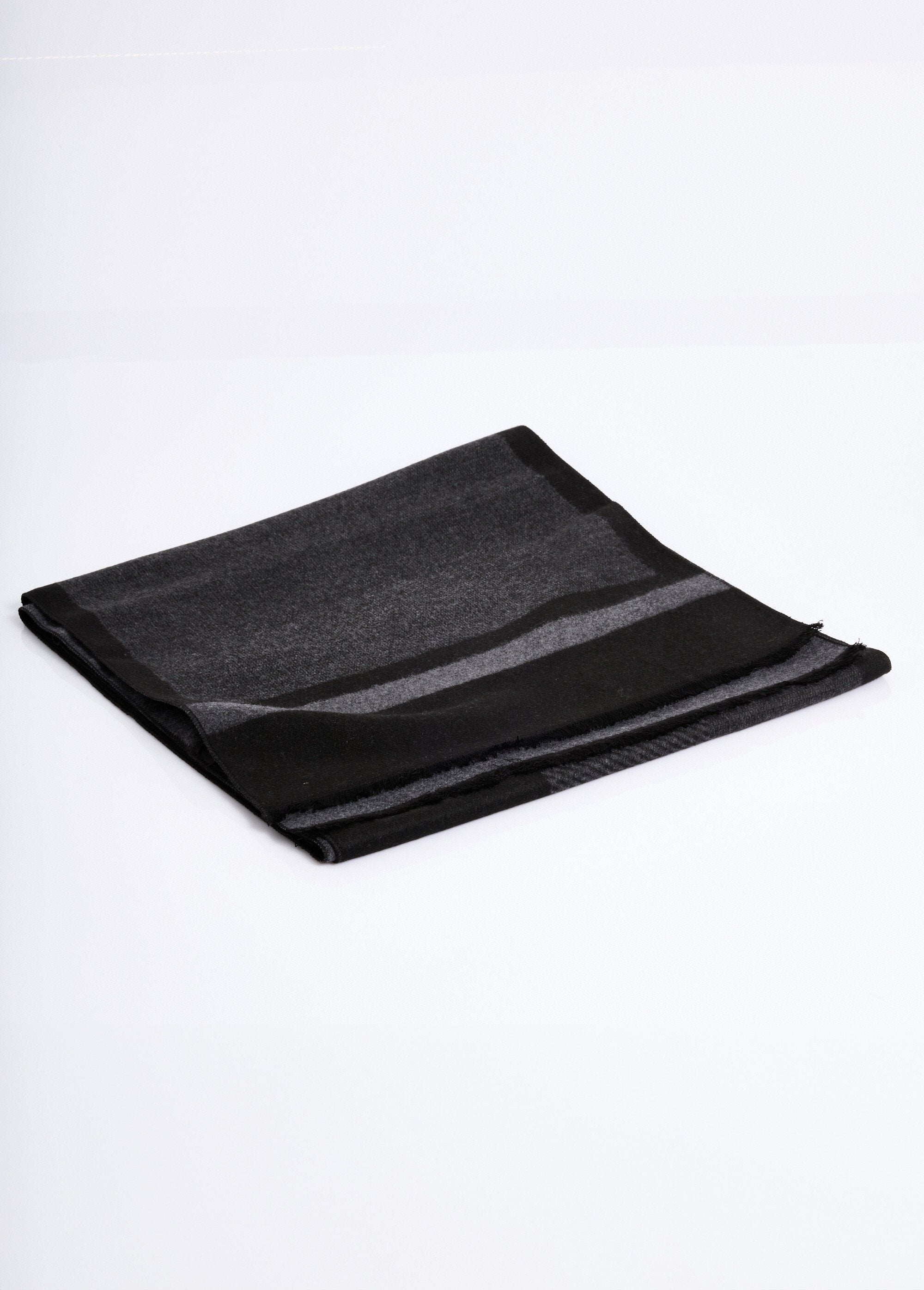 Two-tone_patterned_scarf_with_small_fringes_Black_FA1_slim
