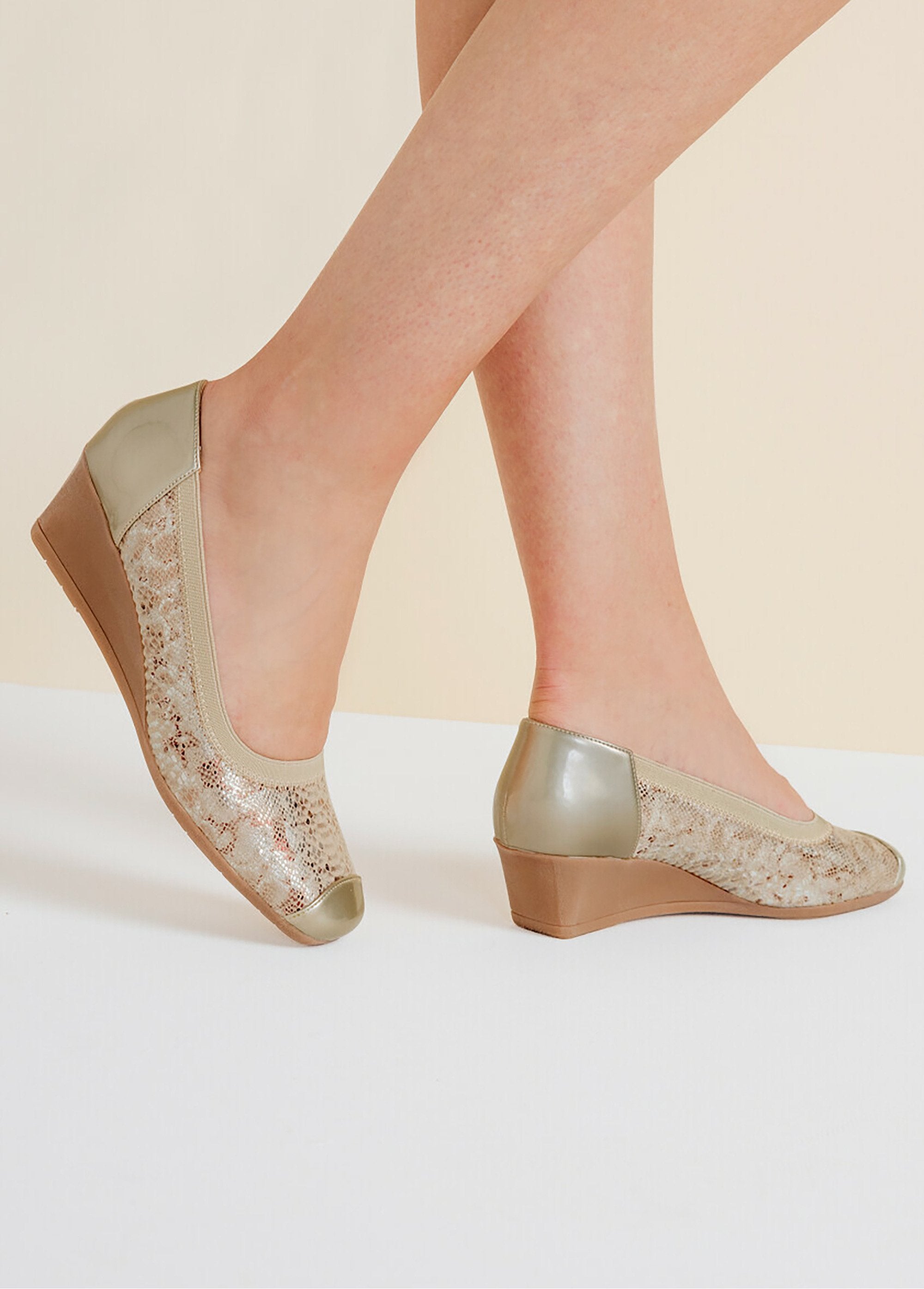 Wide_wedge_pumps_Beige_fantasy_SF1_slim