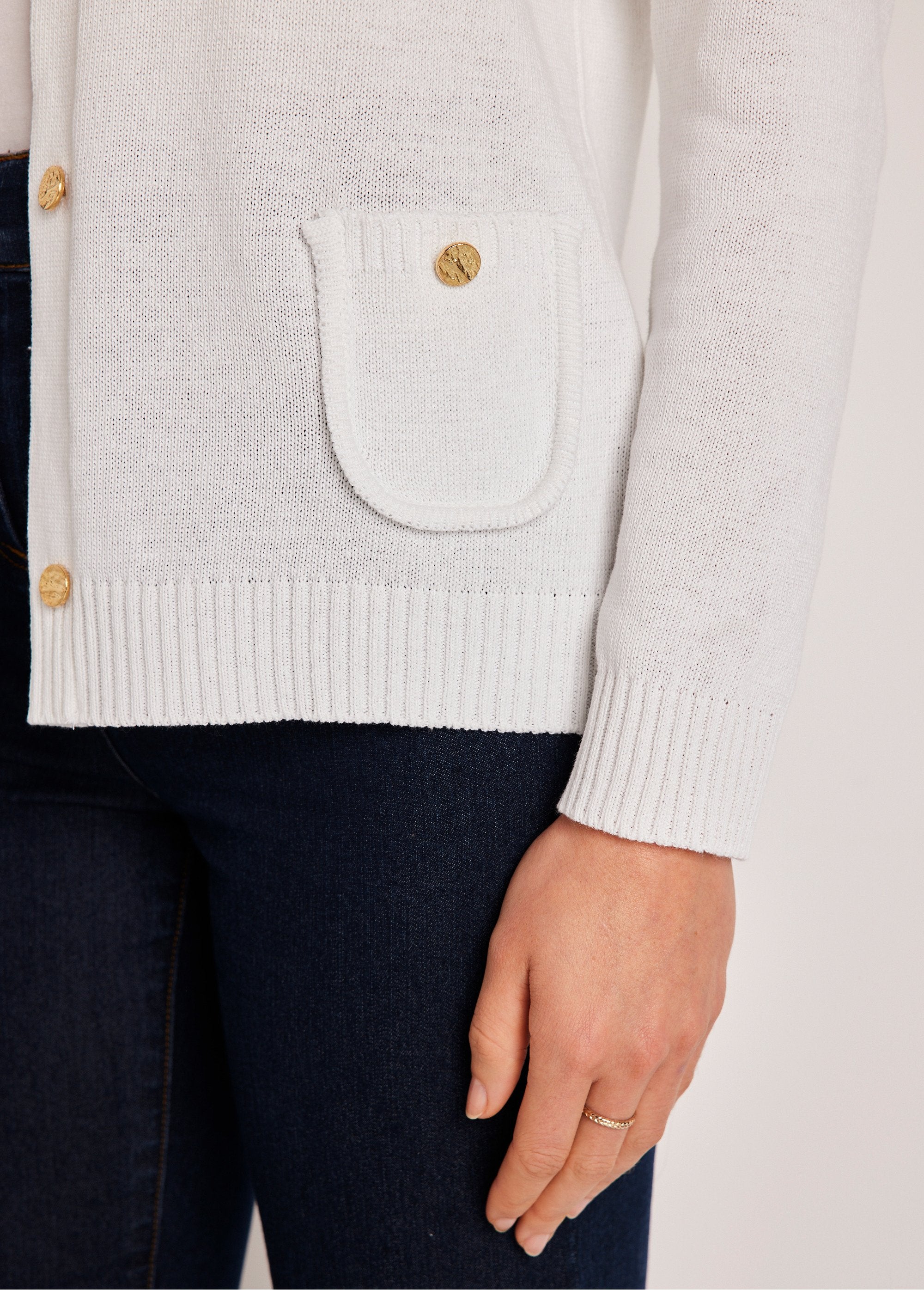 Short_buttoned_cardigan_vest_White_DE2_slim