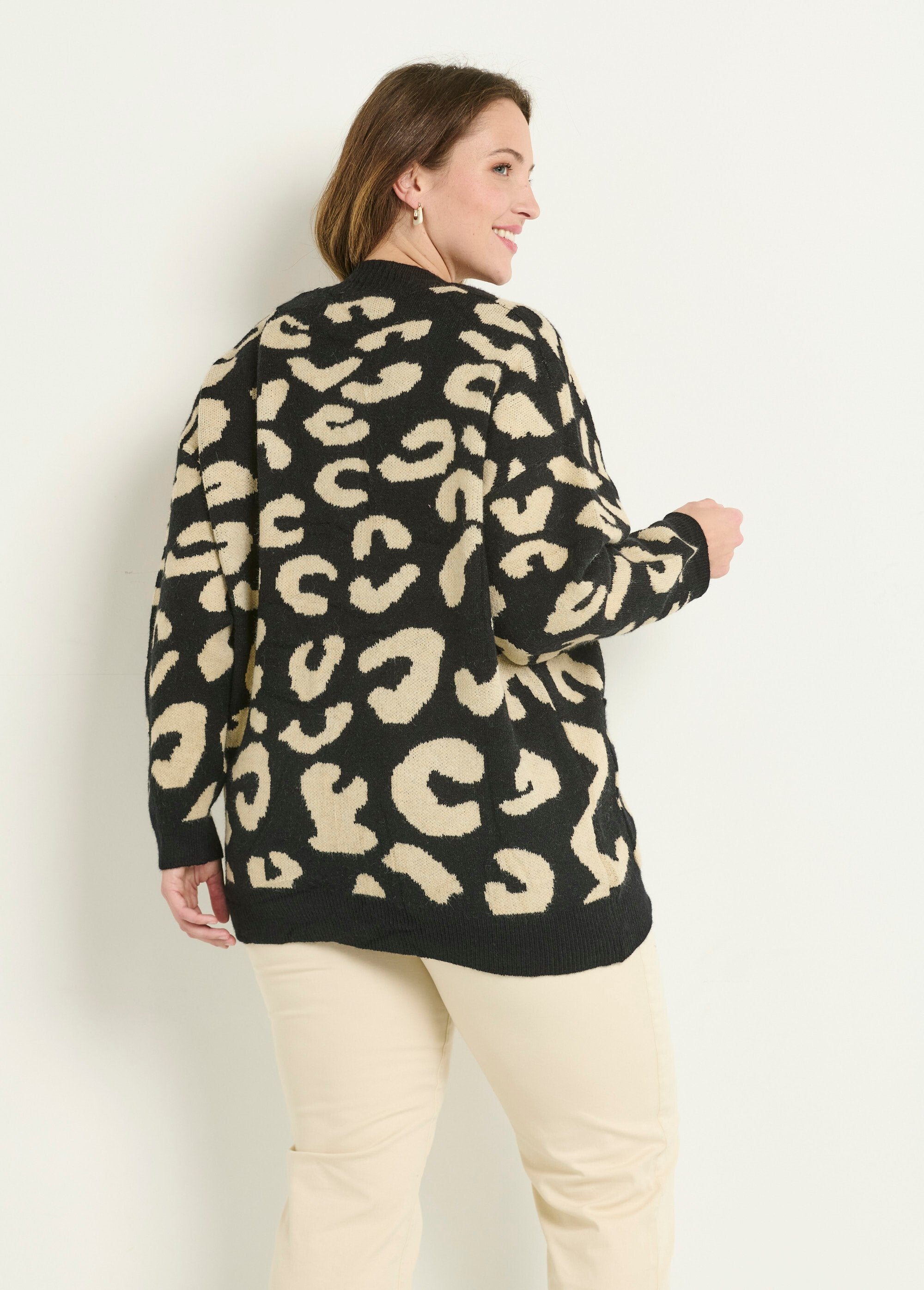 Thick_knit_printed_warm_vest_Black_and_beige_DO1_curvy