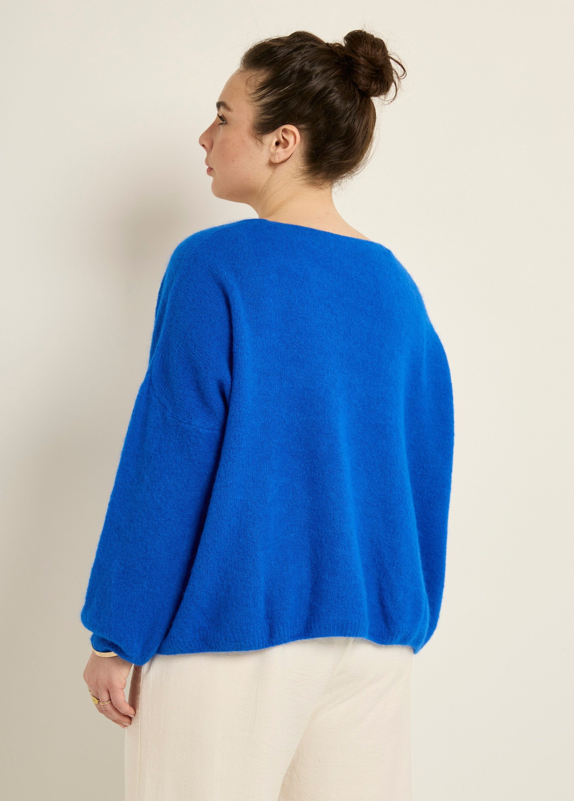 Alpaca_knit_cardigan,_V-neck_Hard_blue_DO1_curvy