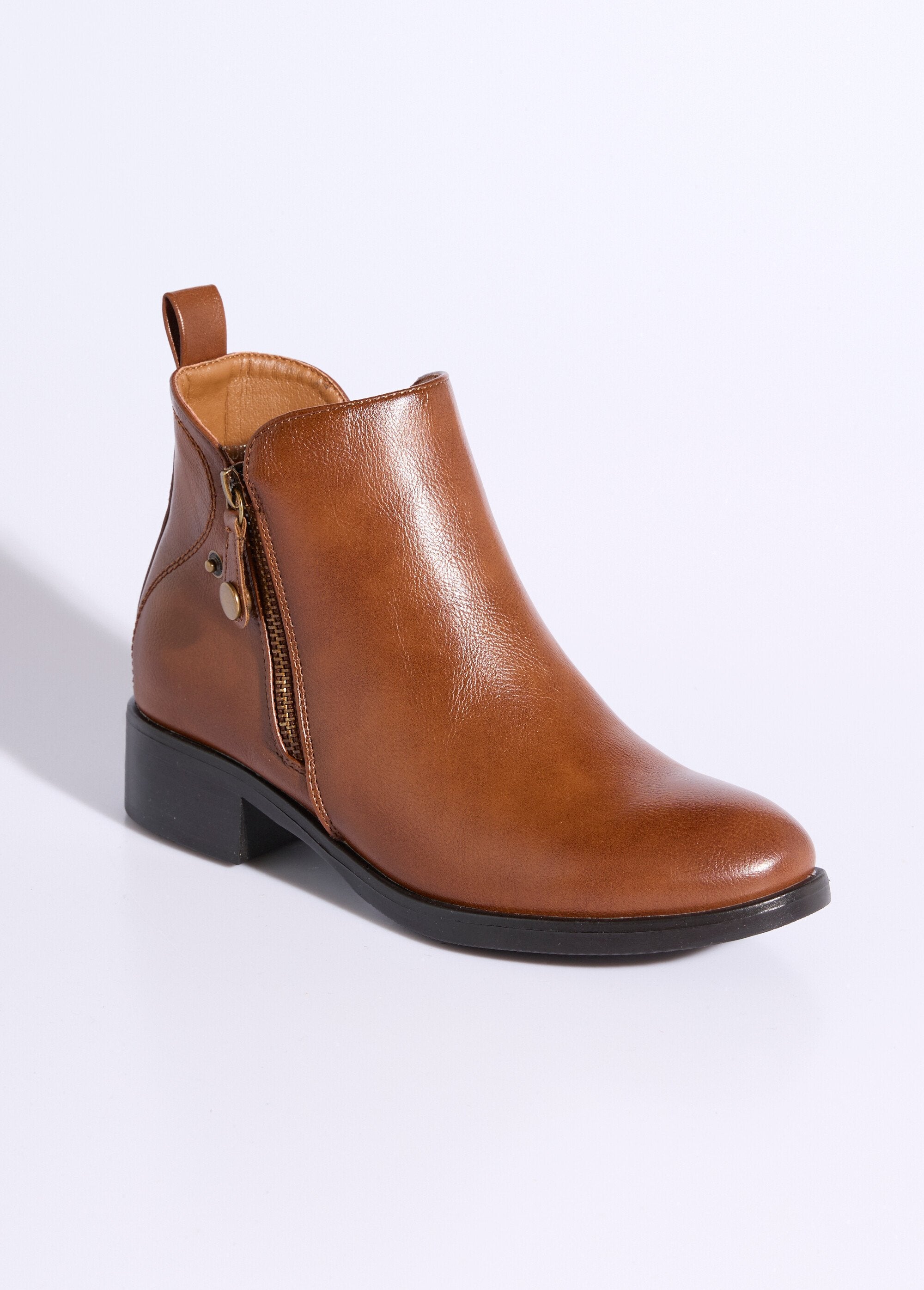 Low_boots_with_wide_heel_and_decorative_zip_camel_FA1_slim