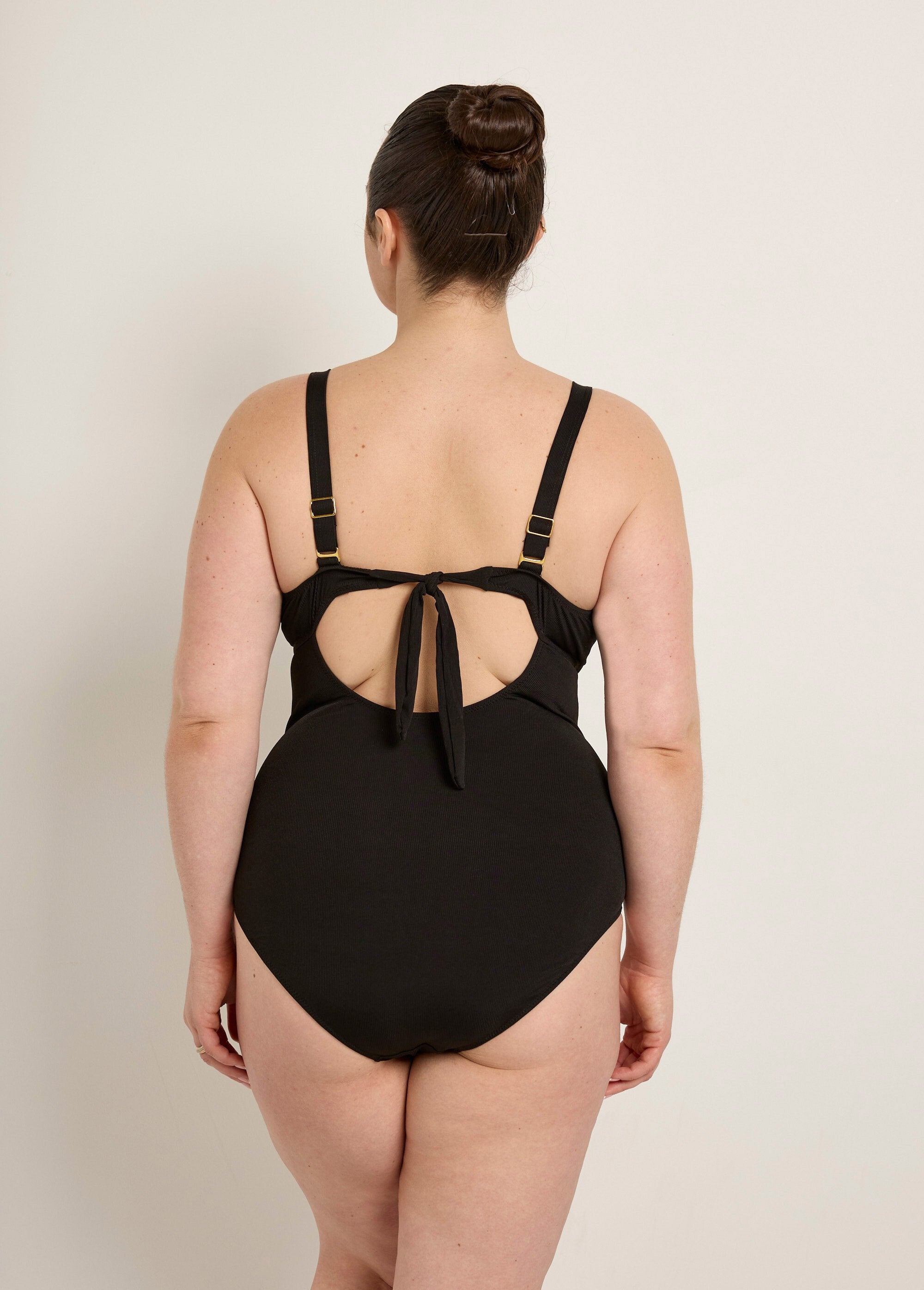 Maillot_de_bain_1_pièce_drapé,_détail_dos_Noir_DO1_curvy