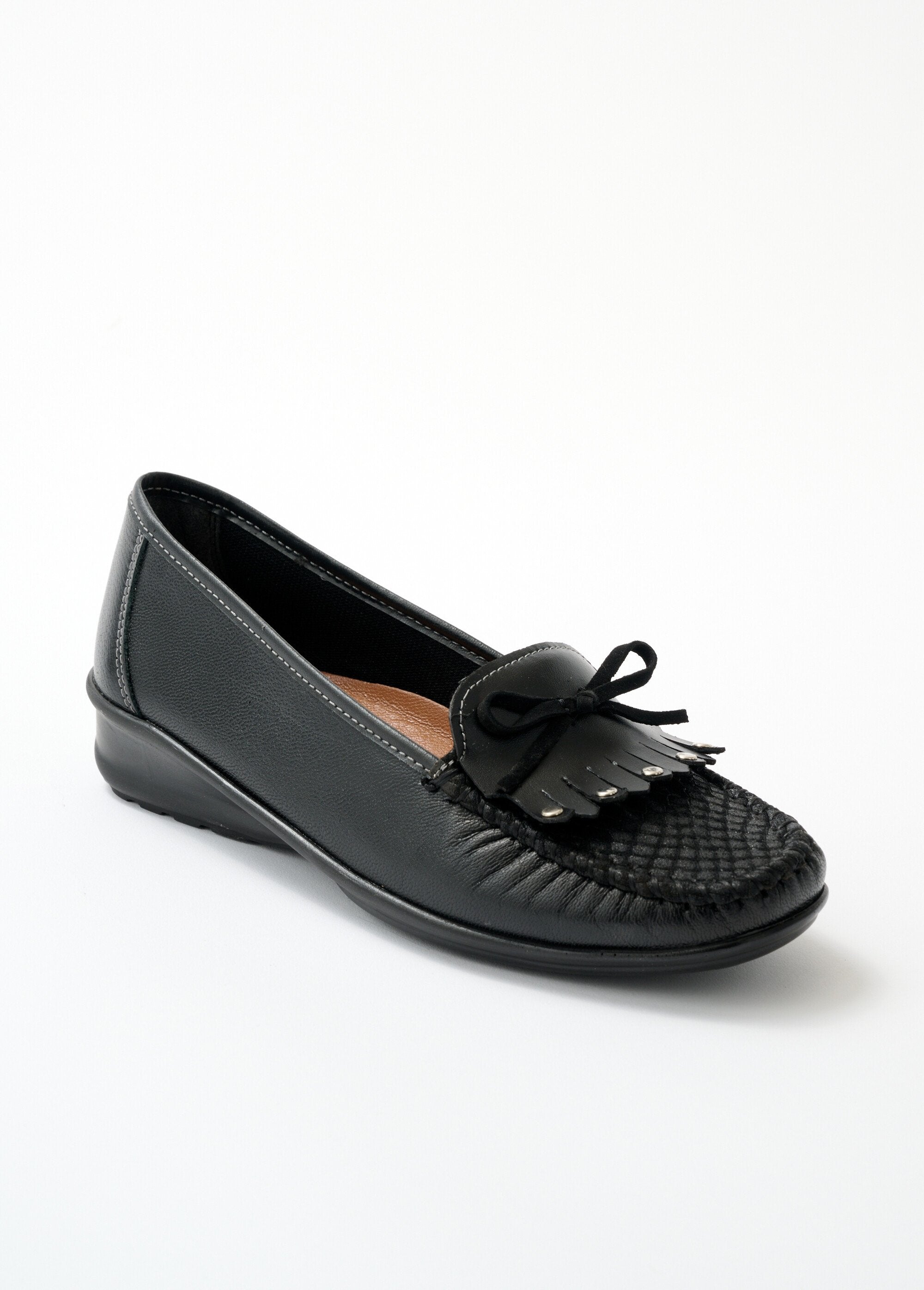 Leather_wedge_moccasins_with_fringed_tab_Black_FA1_slim